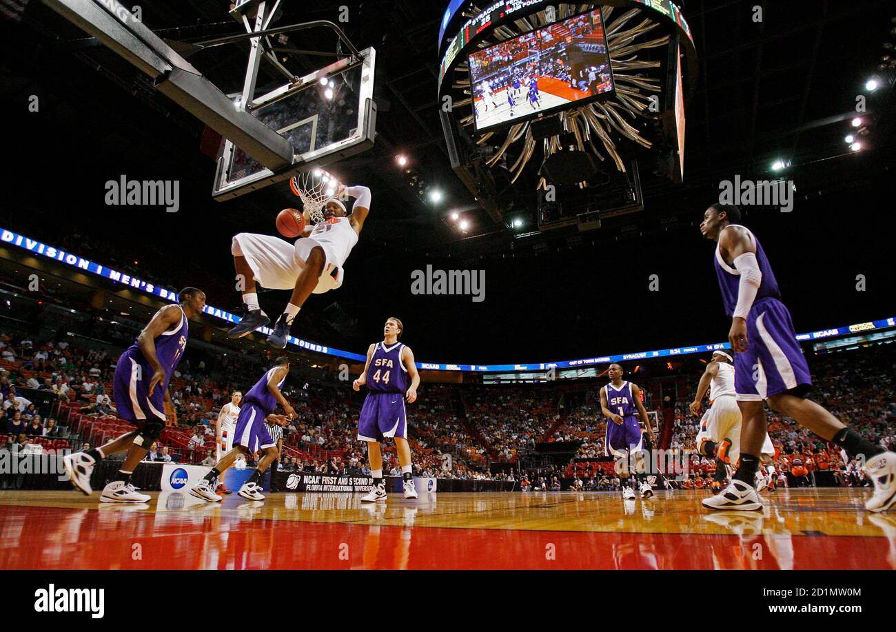 Arinze Onuaku of Syracuse dunks the ball to score against ...