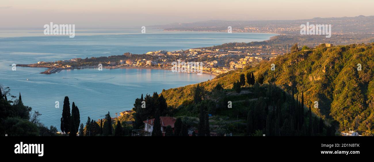 Taormina - le Mont Volcan Etna sur le paysage côtier sicilien. Banque D'Images