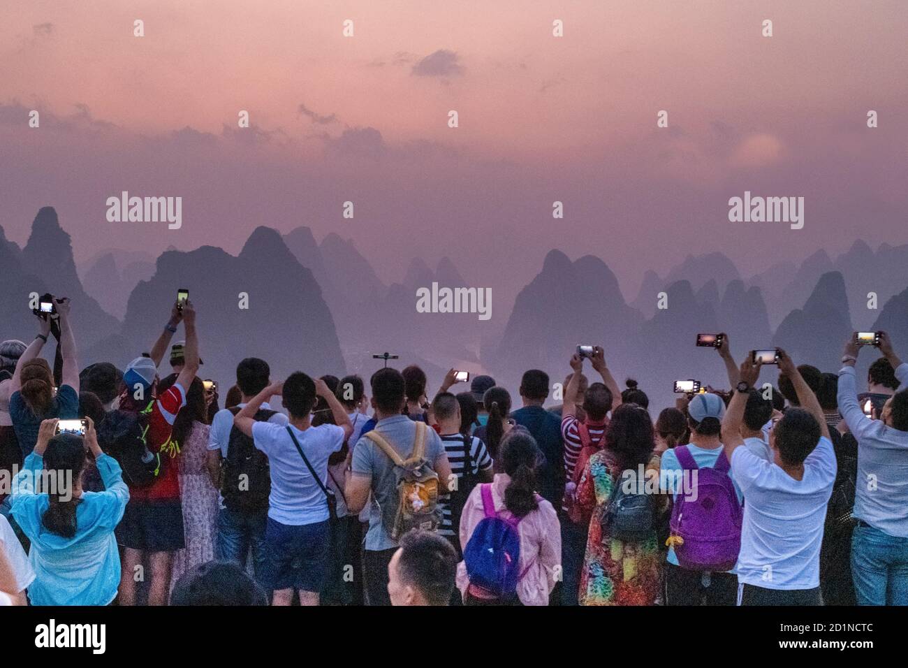 Les touristes étrangers et locaux se bousculent pour se positionner au lever du soleil près de Guilin. Banque D'Images