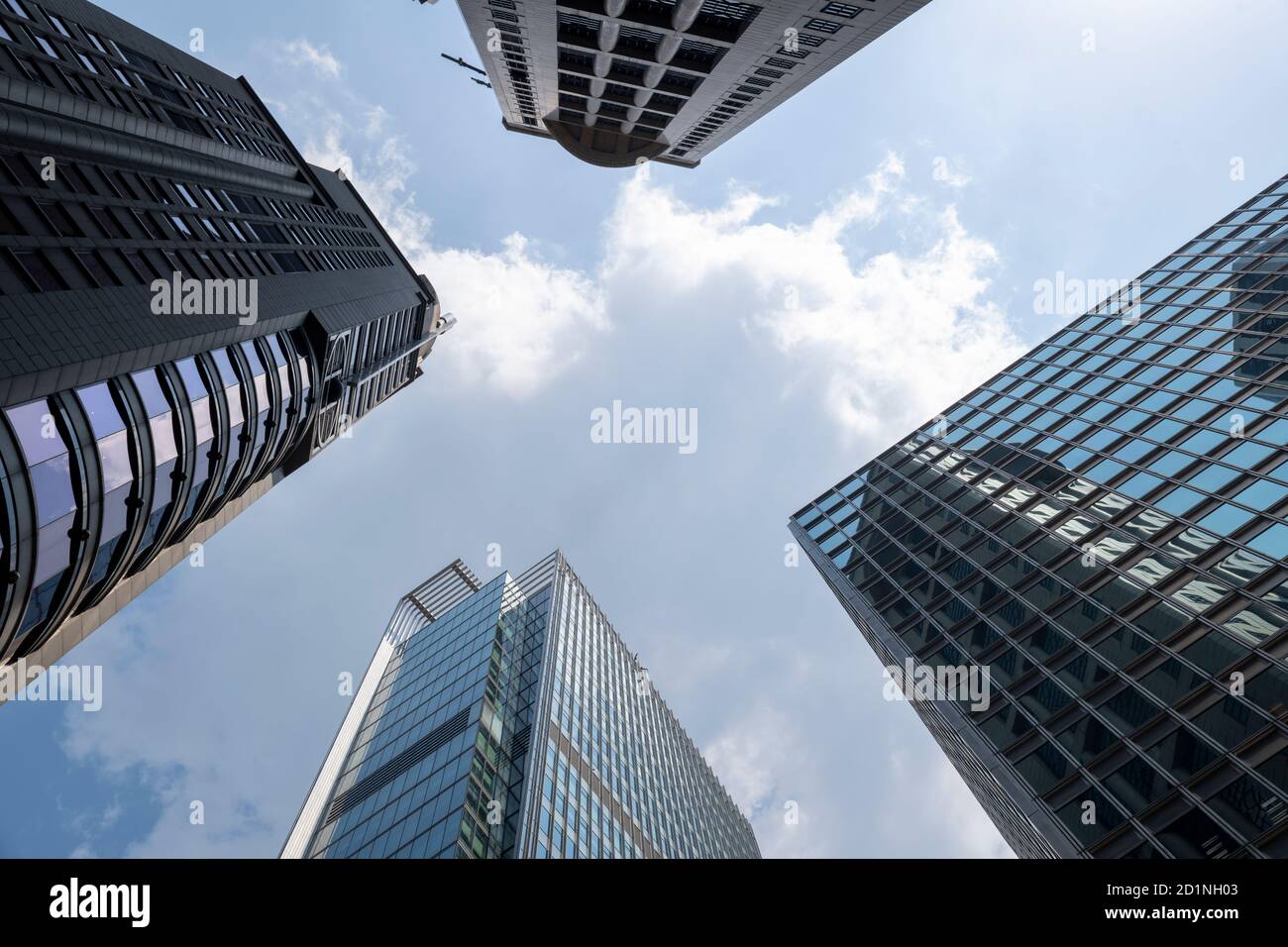 Vue entre les gratte-ciels de Hong Kong. Banque D'Images