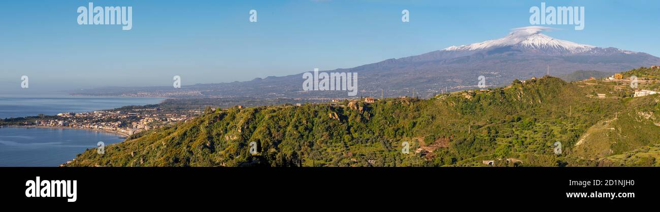 Taormina - le Mont Volcan Etna sur le paysage côtier sicilien. Banque D'Images