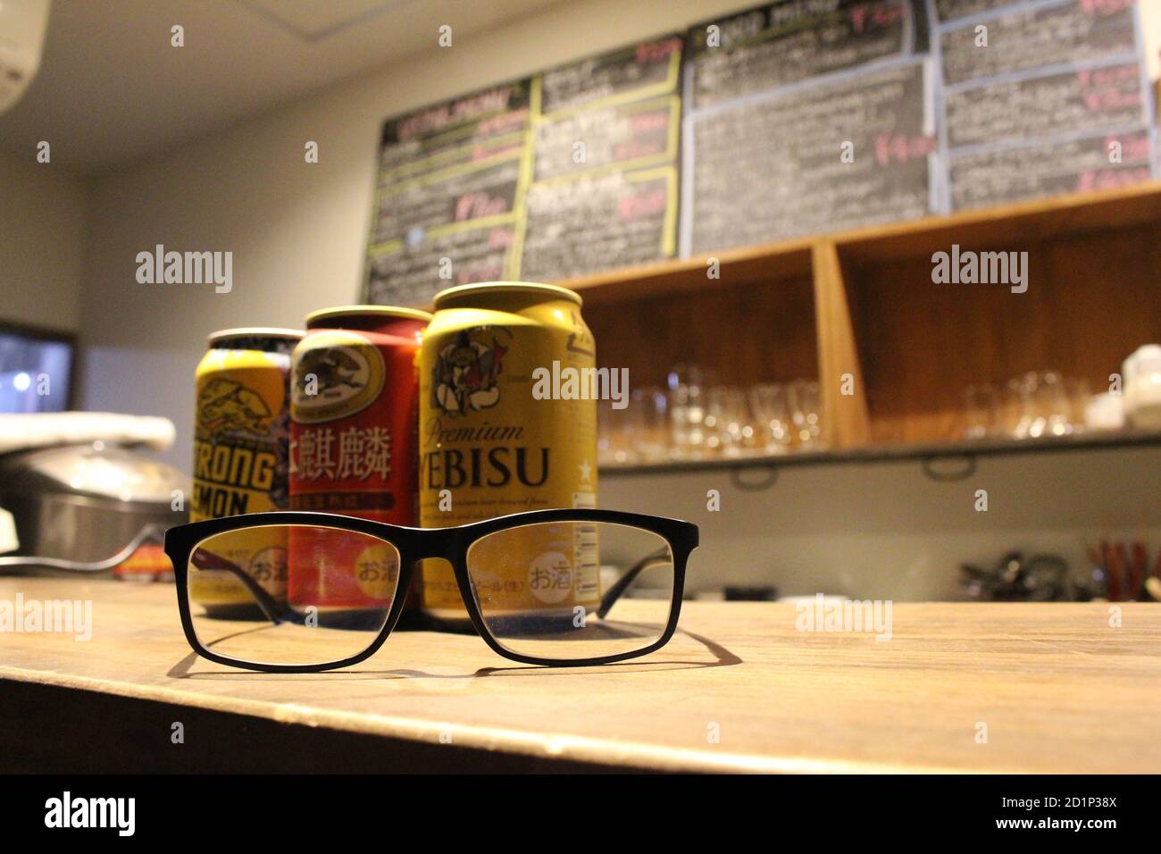 Canettes de bière japonaises (Kirin, Suntory, Yebisu) et lunettes. Banque D'Images