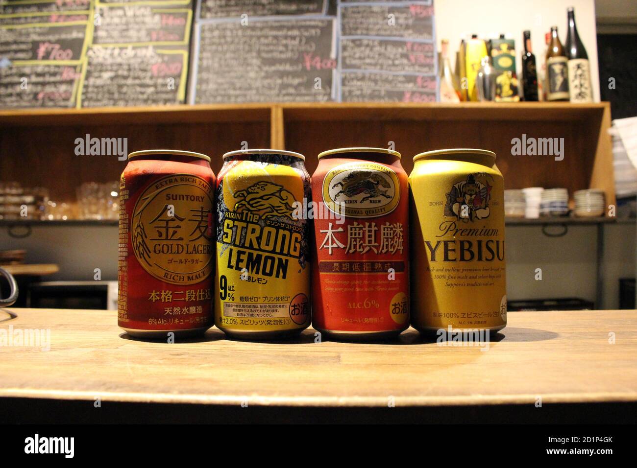 Boîtes de bières japonaises célèbres (Kirin, Suntory, Yebisu) dans un restaurant. Banque D'Images
