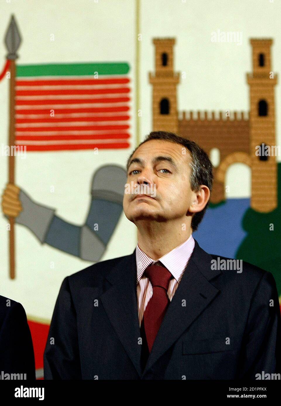 Spain's Prime Minister Jose Luis Rodriguez Zapatero looks around during his visit to Zamora's city hall along with his Portuguese counterpart Jose Socrates, at the Spain-Portugal summit January 22, 2009. REUTERS/Sergio Perez (SPAIN) Banque D'Images