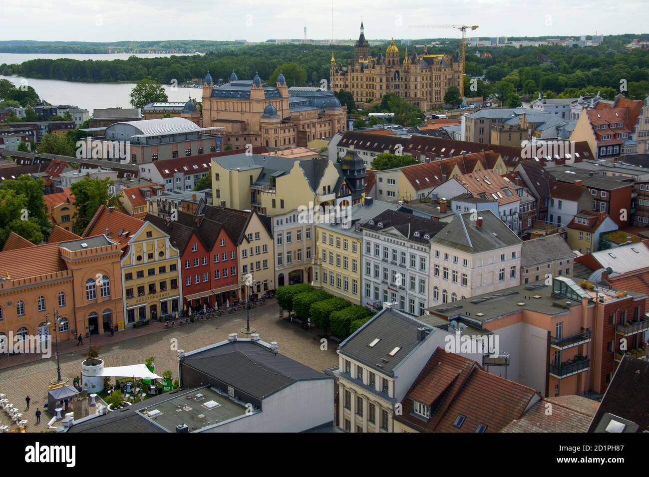 Vue depuis la tour de la cathédrale de Schwerin, la capitale historique de l'État de Mecklembourg-Poméranie-Occidentale, en Allemagne Banque D'Images