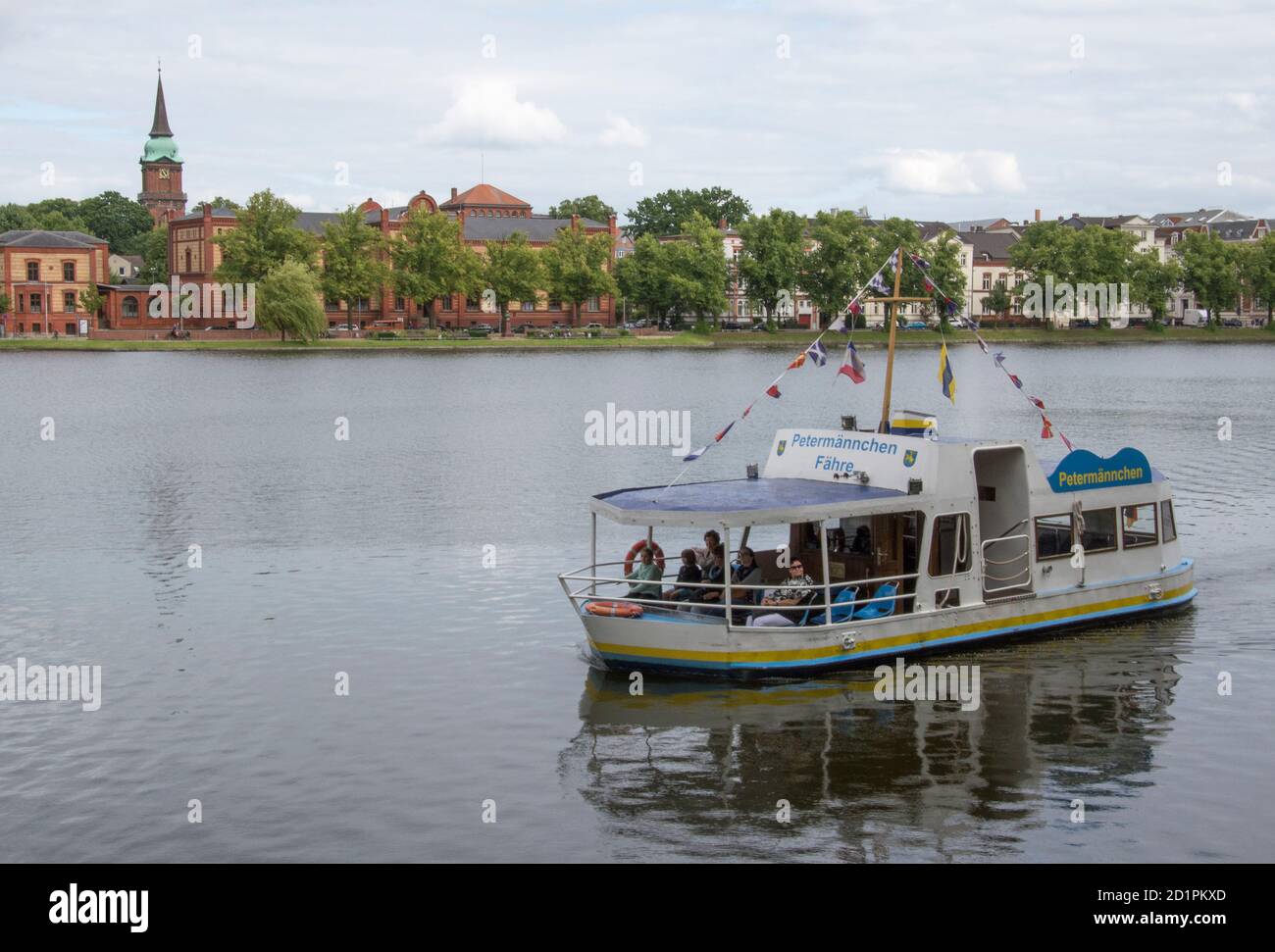 Excursion en bateau traverse le lac Pfaffenteich dans la ville de Schwerin, Mecklenburg-Vorpommern, Allemagne Banque D'Images