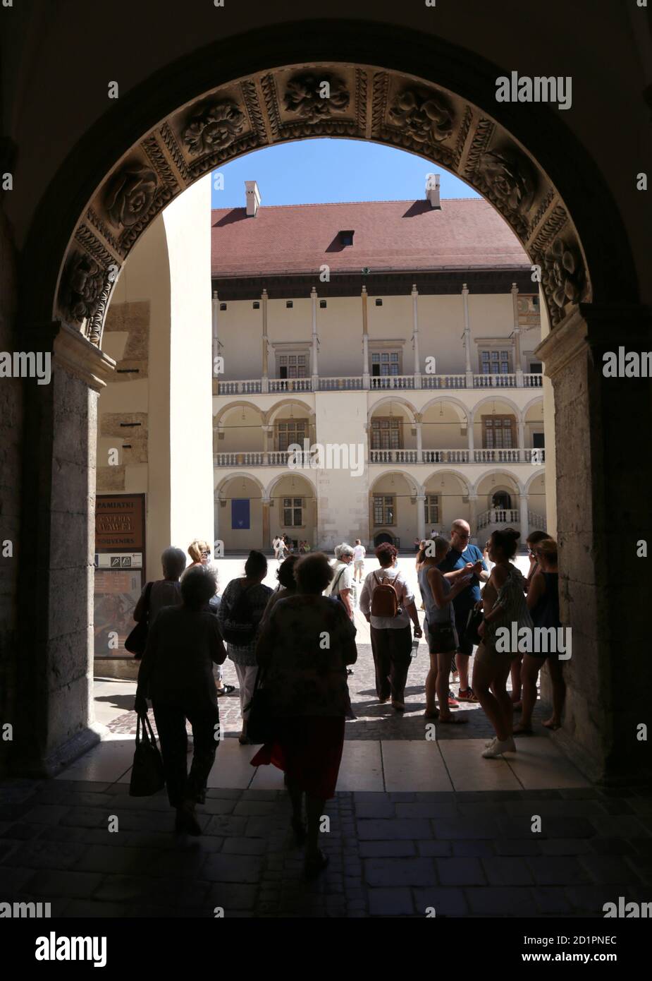 Cracovie. Cracovie. Pologne. Wawel, château royal sur Wawel Hill. Arcades de la cour Renaissance. Vue depuis le couloir. Banque D'Images