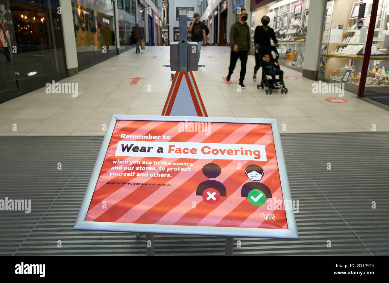 Avis au centre commercial de Grand Arcade, Cambridge, Angleterre, sur le port d'une couverture faciale, en raison de l'épidémie de coronavirus, septembre 2020. Banque D'Images