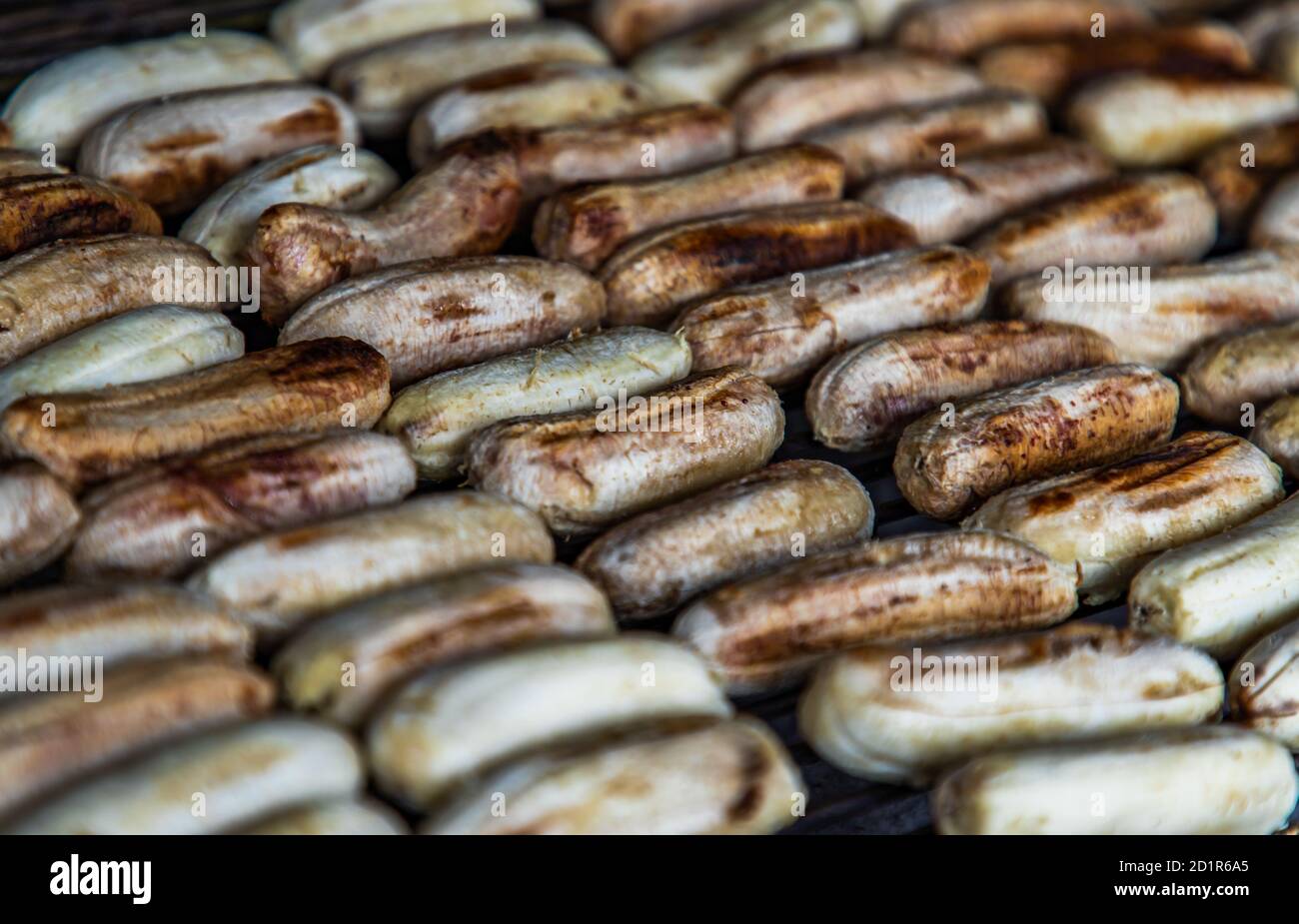 Banane rôtie sur un poêle à charbon de bois à Street Food. Banane grillée,  aliments sains. Foyer sélectif Photo Stock - Alamy