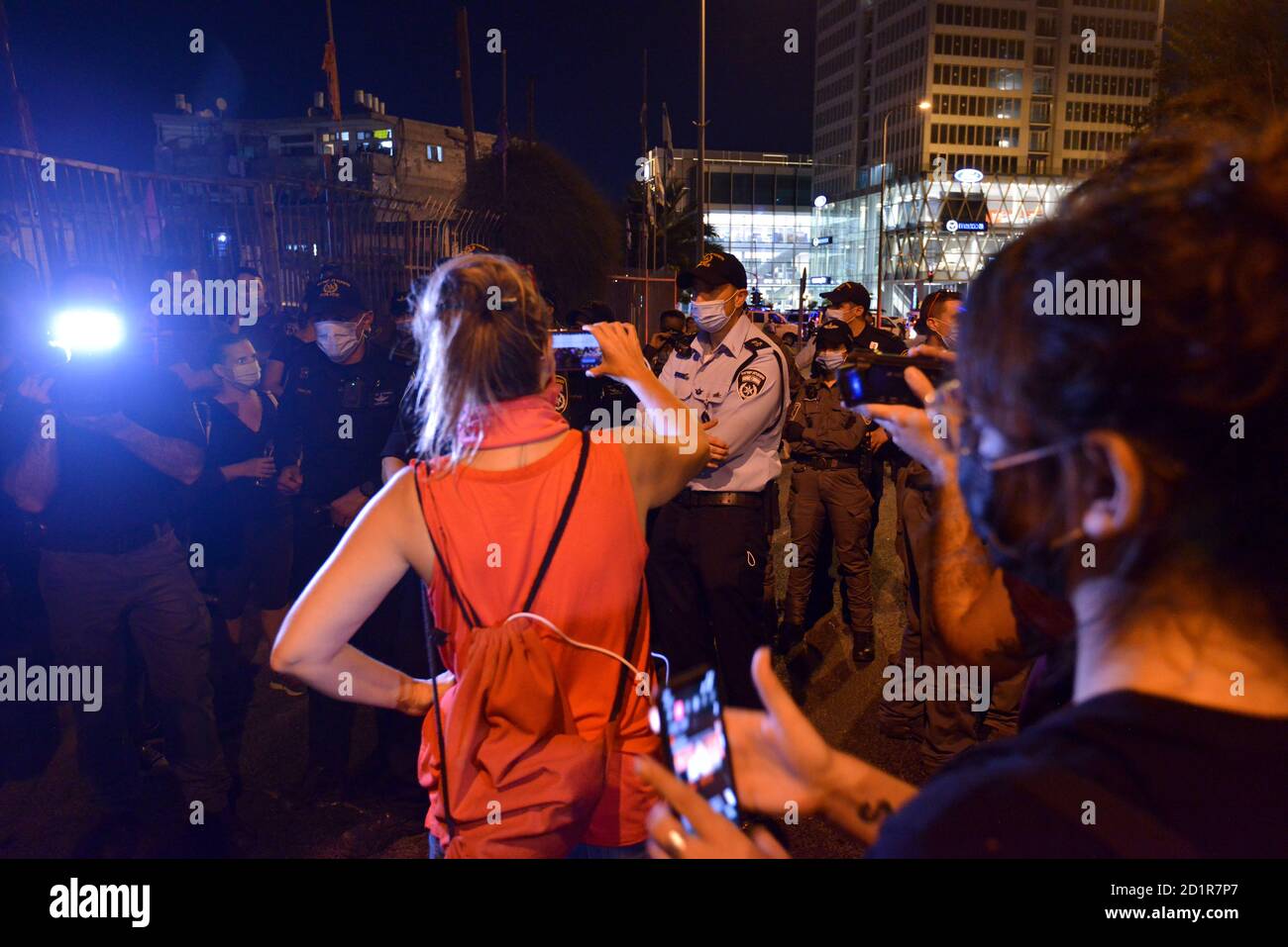 2.10.2020 tel Aviv, Israël. Protestation contre le Premier ministre Netanyahu et le confinement du deuxième coronavirus. Par la suite, la police avait fermé les deux côtés de la rue LaGardia/HaRakevet et l'avait transformée en collier de mise en scène de la police, empêchant les manifestants d'aller chez eux. Les forces de pilce se sont toujours déplacées vers l'avant, diminuant ainsi la zone du stylo, tout en infligant des amendes aux manifestants qui ne gardaient pas une distance de 2 mètres dans le col rétréci. Banque D'Images