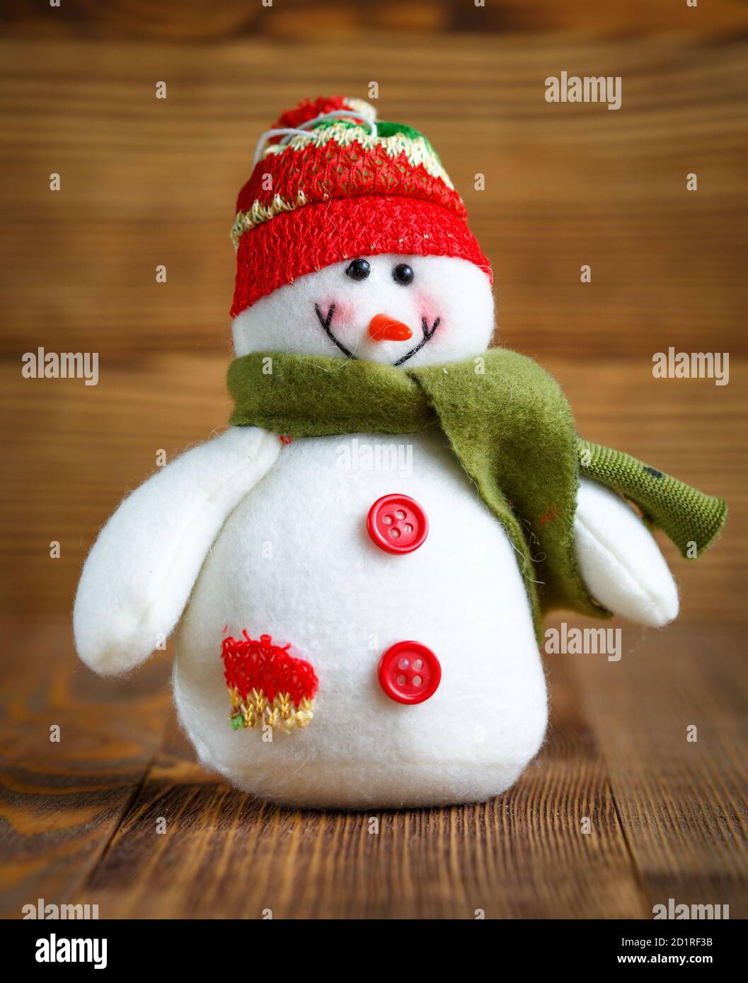 Poupée de Noël : bonhomme de neige avec chapeau et écharpe pour la décoration de Noël. Banque D'Images