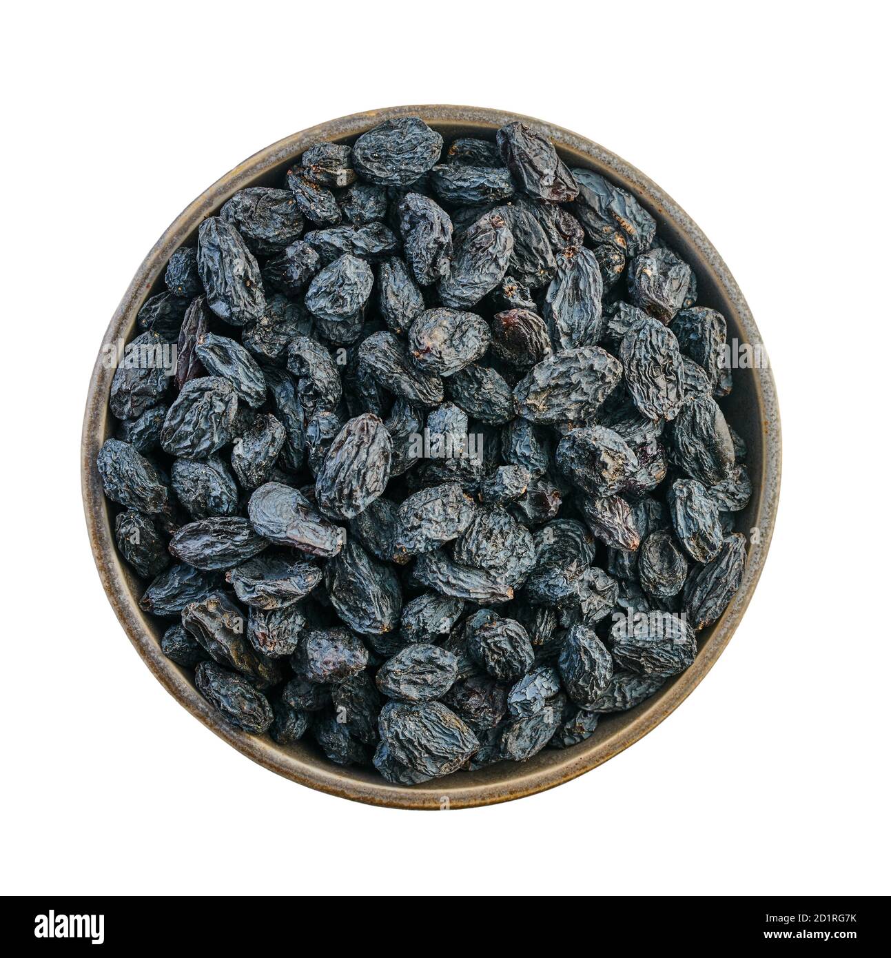 raisins secs dans un bol avec passe-cheveux sur fond blanc isolé Banque D'Images