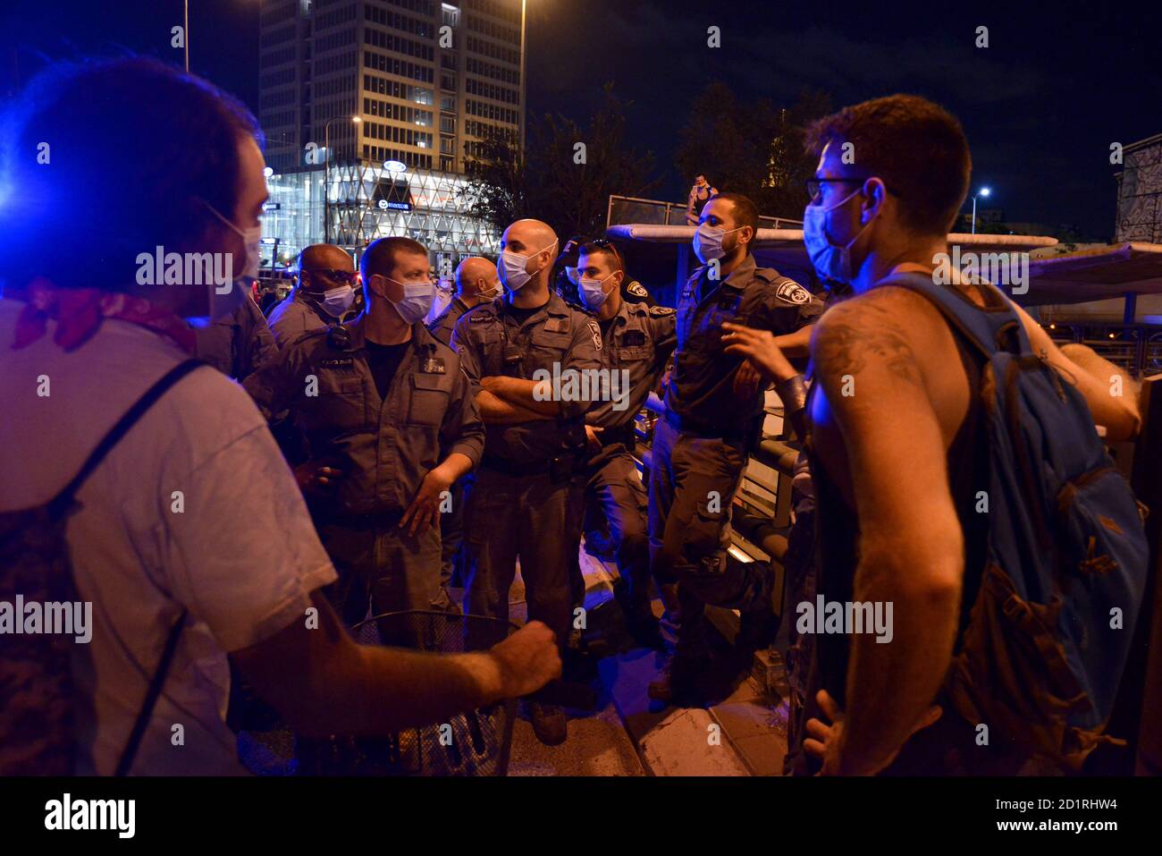 2.10.2020 tel Aviv, Israël. Protestation contre le Premier ministre Netanyahu et le confinement du deuxième coronavirus. Par la suite, la police avait fermé les deux côtés de la rue LaGardia/HaRakevet et l'avait transformée en collier de mise en scène de la police, empêchant les manifestants d'aller chez eux. Les forces de pilce se sont toujours déplacées vers l'avant, diminuant ainsi la zone du stylo, tout en infligant des amendes aux manifestants qui ne gardaient pas une distance de 2 mètres dans le col rétréci. Banque D'Images