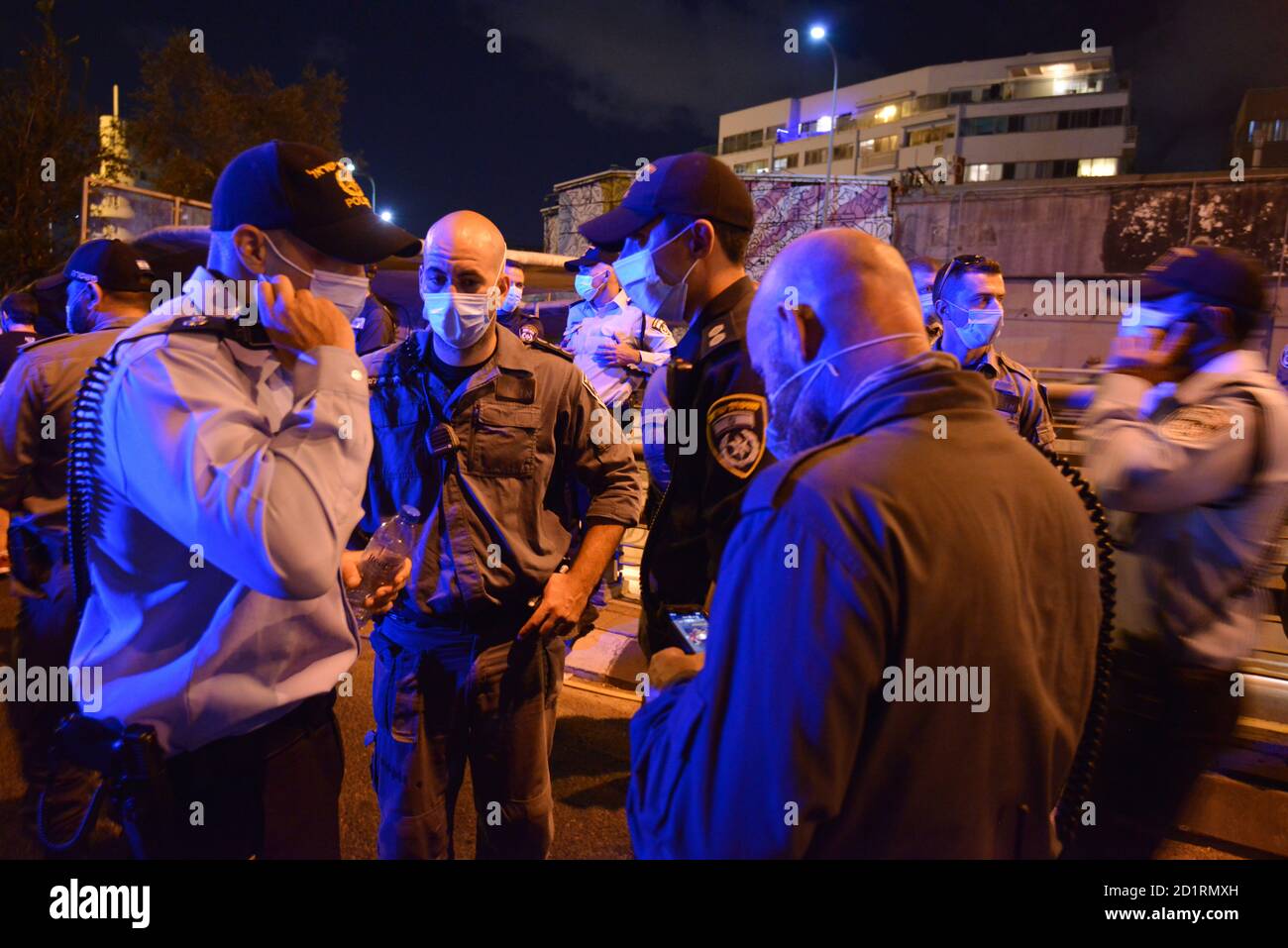 2.10.2020 tel Aviv, Israël. Protestation contre le Premier ministre Netanyahu et le confinement du deuxième coronavirus. Par la suite, la police avait fermé les deux côtés de la rue LaGardia/HaRakevet et l'avait transformée en collier de mise en scène de la police, empêchant les manifestants d'aller chez eux. Les forces de pilce se sont toujours déplacées vers l'avant, diminuant ainsi la zone du stylo, tout en infligant des amendes aux manifestants qui ne gardaient pas une distance de 2 mètres dans le col rétréci. Banque D'Images