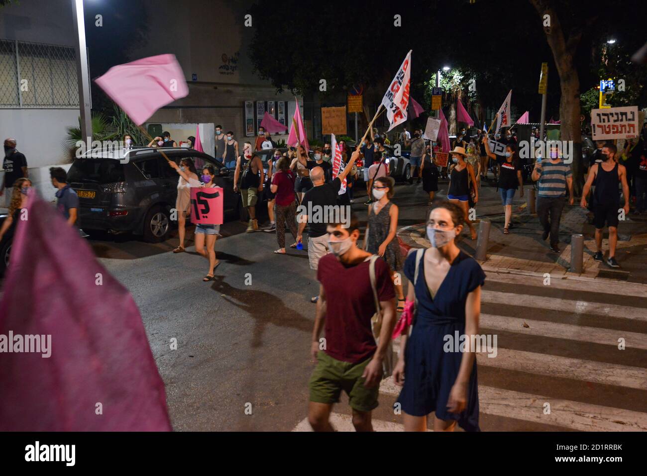 2.10.2020 tel Aviv, Israël. Protestation contre le Premier ministre Netanyahu et le confinement du deuxième coronavirus. Les premières étapes de la manifestation au cours de laquelle des centaines de personnes marchaient dans les rues de tel Aviv, appelant Bibi Netanyahou à démissionner. Les drapeaux roses symbolisent les populations affaiblies, grâce, empathie était devenu le symbole de jeunesse de ce qu'elles voient comme la révolution Banque D'Images