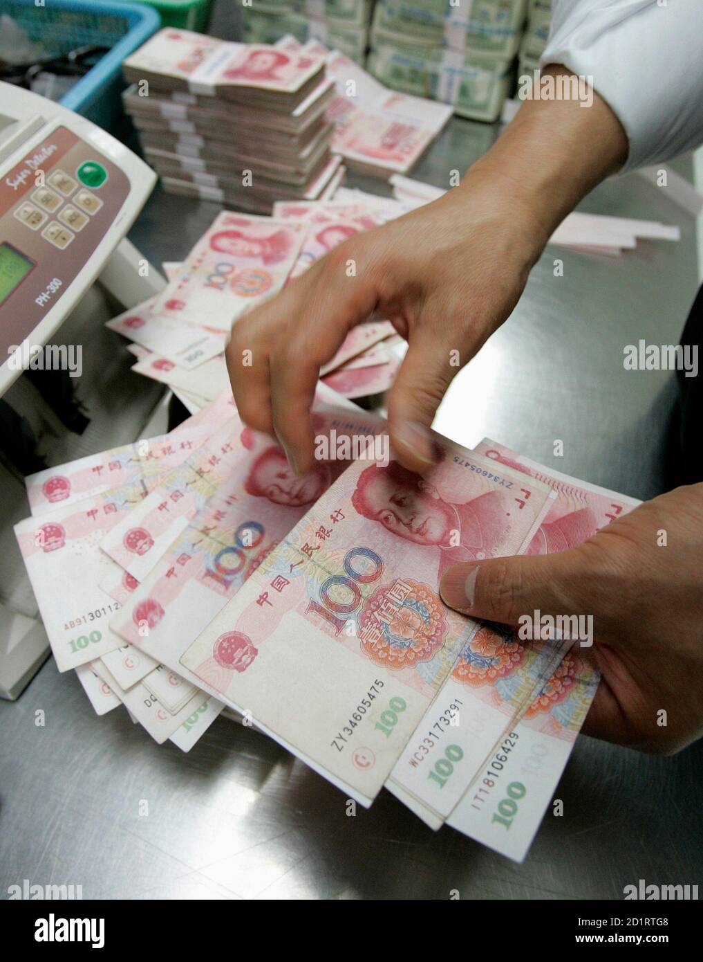 Un employé de la Korea Exchange Bank (KEB) compte des billets de yuan chinois au siège de la banque à Séoul le 7 novembre 2008. REUTERS/JO Yong-Hak (CORÉE DU SUD) Banque D'Images