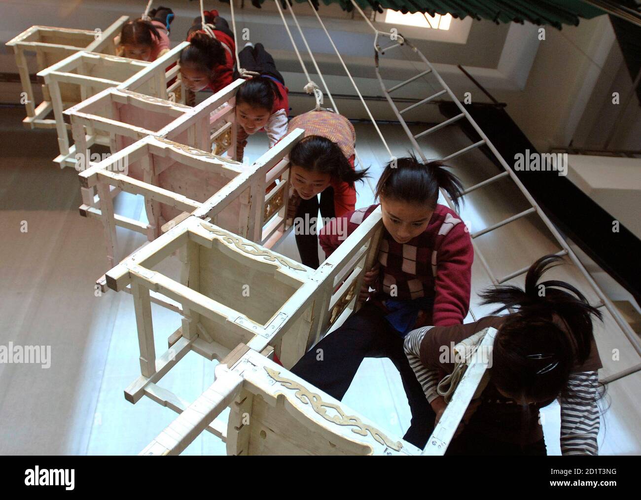 Acrobats train to balance on chairs at an acrobatic troupe in Hefei, east China's Anhui province December 22, 2006. REUTERS/Jianan Yu (CHINA) Banque D'Images