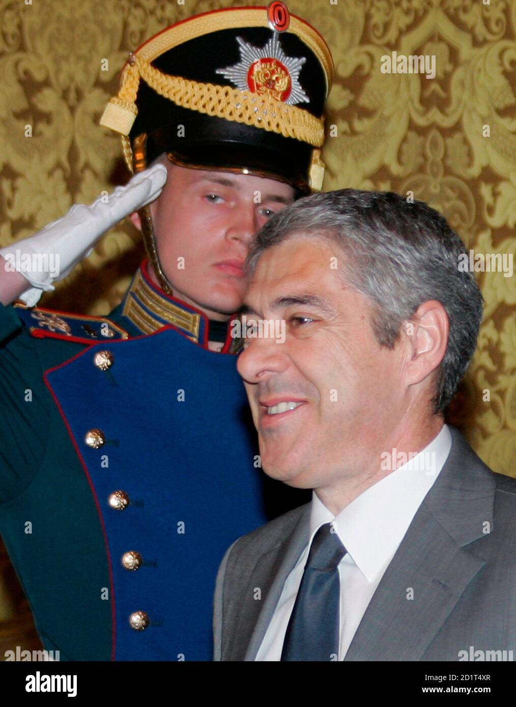 Portugal's Prime Minister Jose Socrates (R) enters a hall to meet Russia's President Vladimir Putin for talks in Moscow May 29, 2007. REUTERS/Alexander Nemenov/Pool (RUSSIA) Banque D'Images