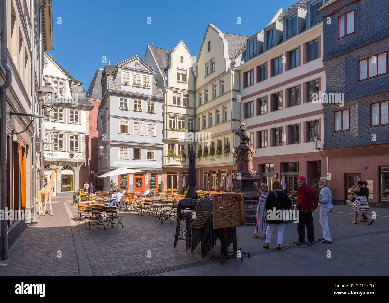 Centre-ville historique avec des bâtiments médiévaux reconstruits et des cafés de rue, Francfort, Allemagne Banque D'Images