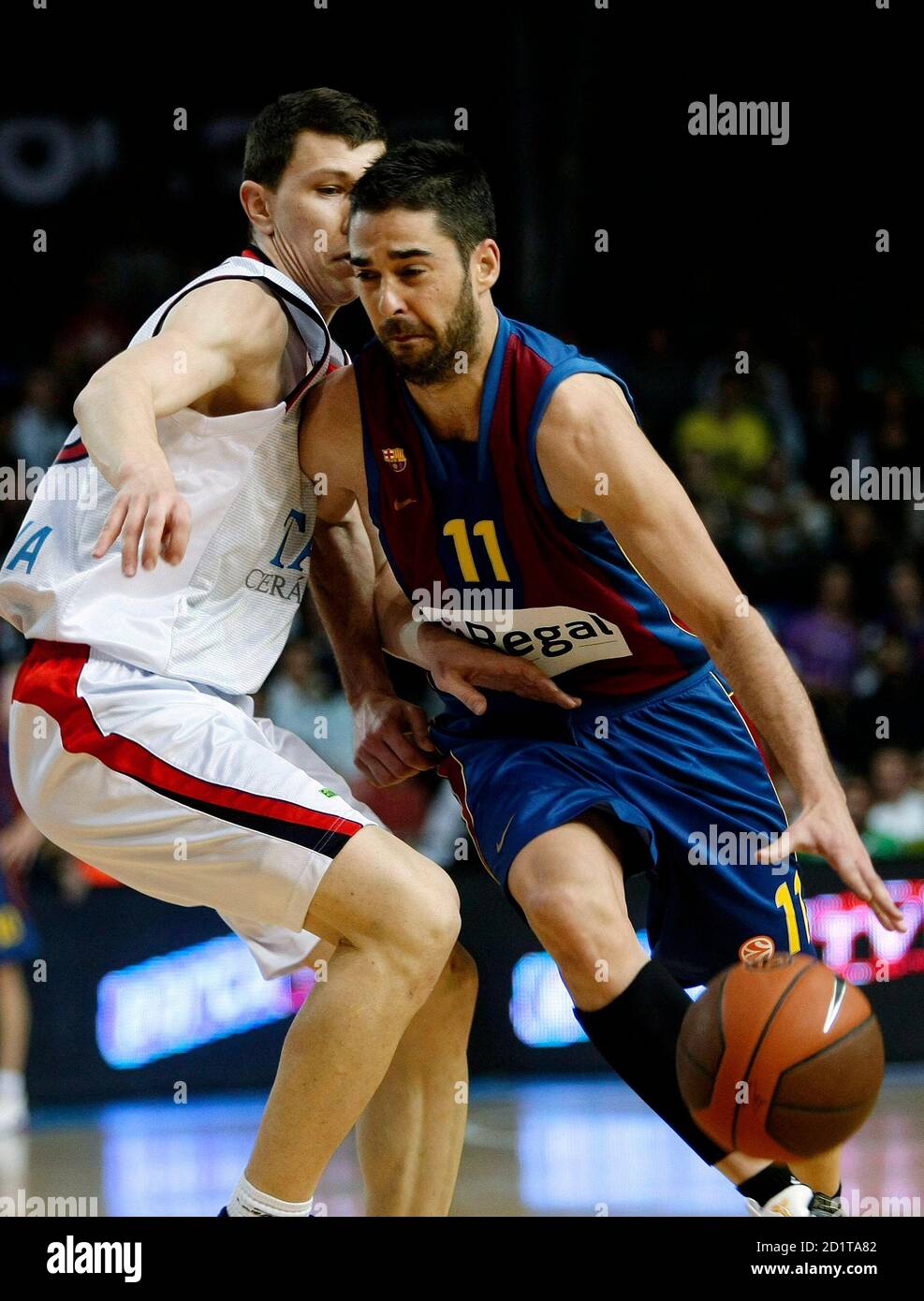 Juan Carlos Navarro (R) de Barcelone tente de passer devant Vlado Ilievski  de Tau Ceramica lors de leur match de basket-ball EuroLeague à Barcelone le  26 mars 2009. REUTERS/Gustaau Nacarino (BASKET-BALL SPORT