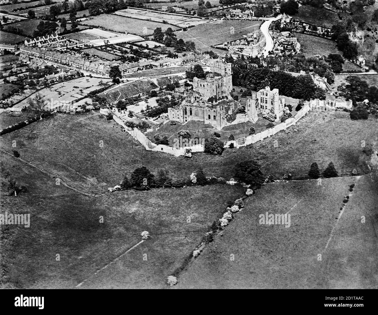 CHÂTEAU DE KENILWORTH, Warwickshire. Vue aérienne du château. Photographié en 1920. Cette image est prise à partir d'une copie négative. Collection Aerofilm (voir liens). Banque D'Images