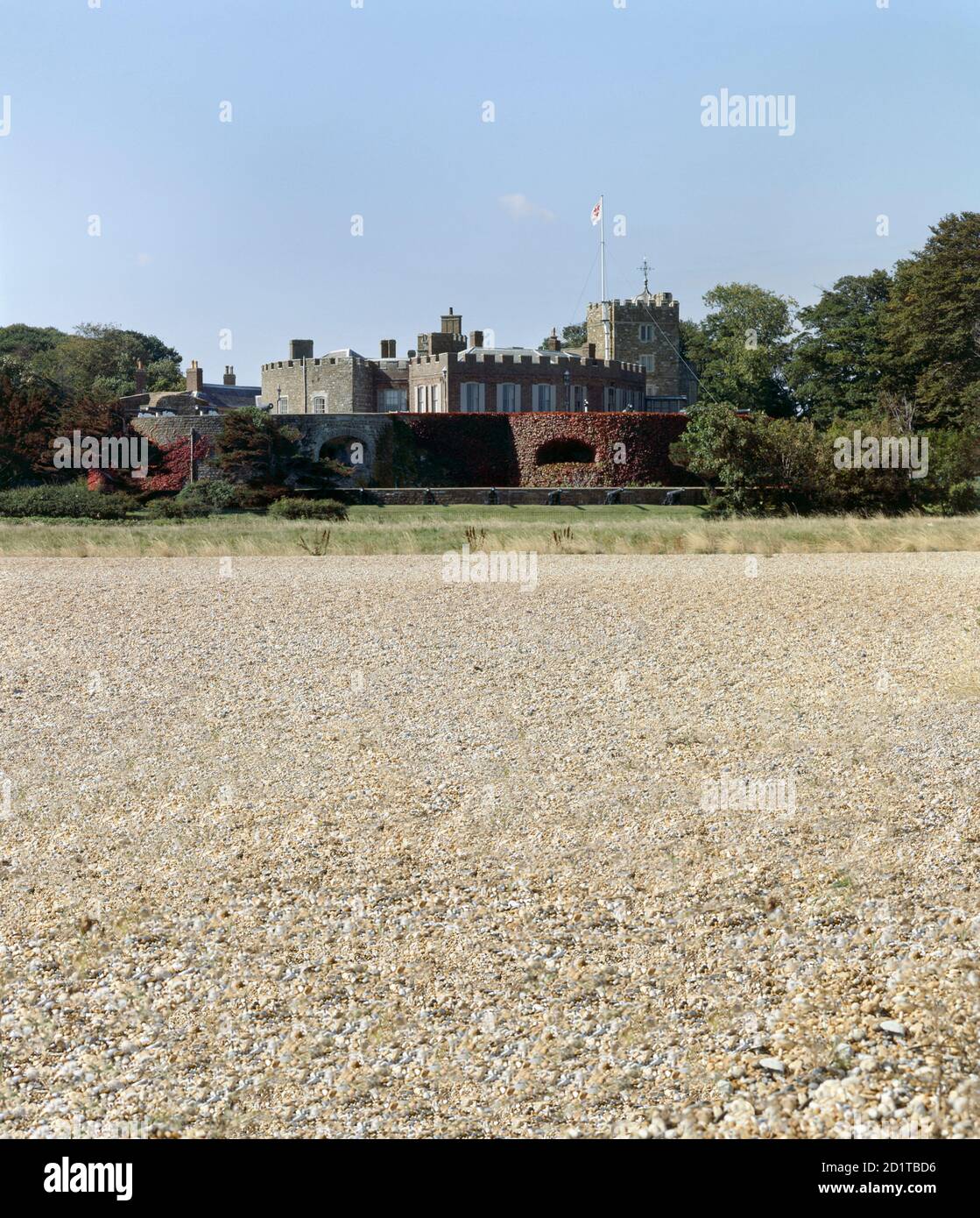 CHÂTEAU WALMER ET JARDINS, KENT. Vue sur le château depuis la plage. Le château commande les approches de l'ancrage occupé des Downs. La plage de galets fournit une ligne de feu claire de ses ports d'armes à feu. Walmer est la résidence officielle du Lord Warden des Cinque ports. Les chambres des étages supérieurs ont été modifiées à plusieurs reprises pour refléter les exigences successives de Lord Wardens. Banque D'Images