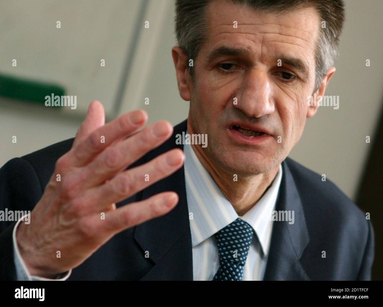 Le Parlementaire Francais Jean Lassalle Membre Du Parti Udf De La Region Des Pyrenees Atlantiques S Adresse Aux Journalistes De L Hopital De Garches Apres Avoir Mis Fin A Sa Greve De La Faim