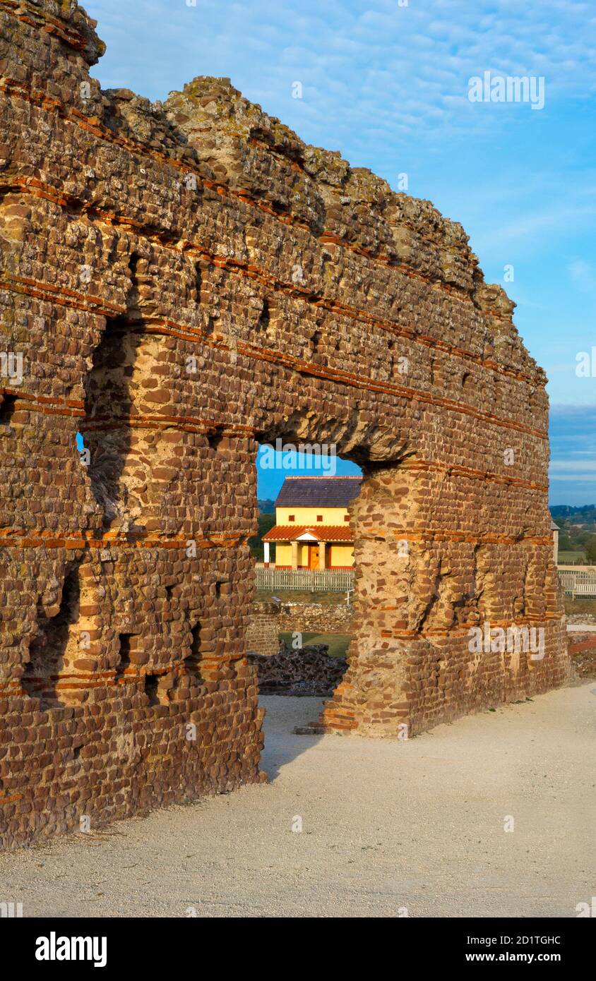 WROXETER VILLE ROMAINE, SHROPSHIRE. Vue sur l'ancien ouvrage vers la villa récemment recréée. Banque D'Images