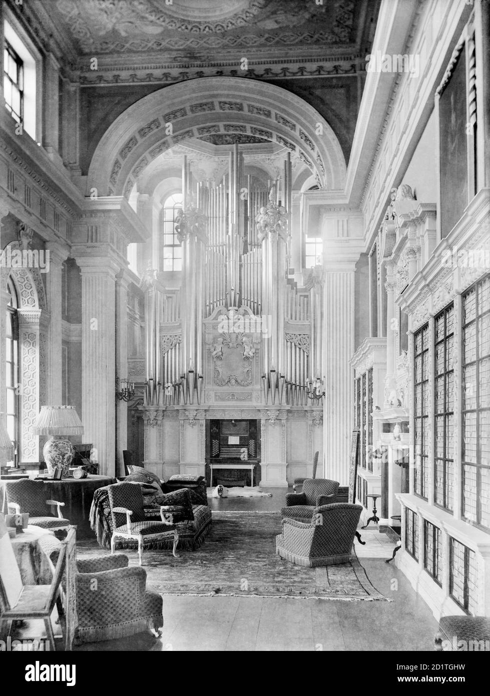 PALAIS DE BLENHEIM, Woodstock, Oxfordshire. Vue de l'intérieur. Le bel orgue se trouvant à une extrémité de la long Library, installé par le huitième Duc en 1891. La bibliothèque est décorée de stuc et ornée de portraits de la famille royale et des Marlbourgs. Photographié en 1912 par Henry Taunt. Banque D'Images