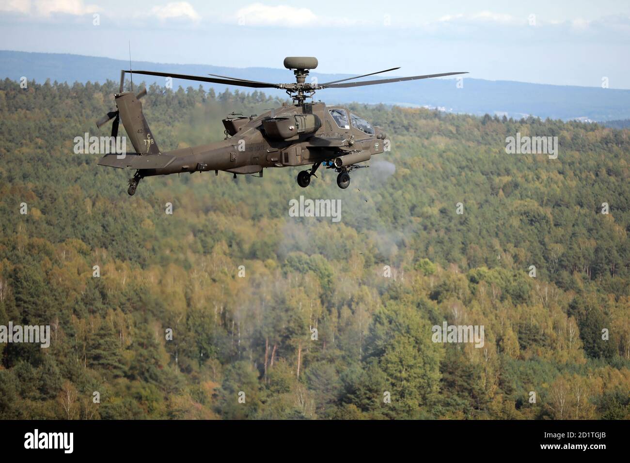 Un navire de guerre Apache AH64 affecté au 5e Bataillon, 101e Brigade de l'aviation de combat, 101e Division aéroportée (assaut aérien), tire le fusil à chaîne M230 à la zone d'entraînement de Grafenwoher, Allemagne, 1er octobre 2020. (É.-U. Photo de l'armée par le Sgt. Thomas Stubblefield) Banque D'Images