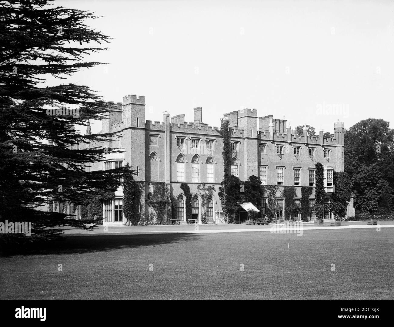 CASSIOBURY HOUSE, Cassiobury Park, Watford, Hertfordshire. Vue vers la maison depuis le sud-est. Le manoir élisabéthain, qui a été réaménagé par Hugh May en 1675 et par James Wyatt vers 1800, a été démoli au XXe siècle, laissant le parc environnant utilisé comme parc public. Photographié en 1883 par Henry Taunt. Banque D'Images