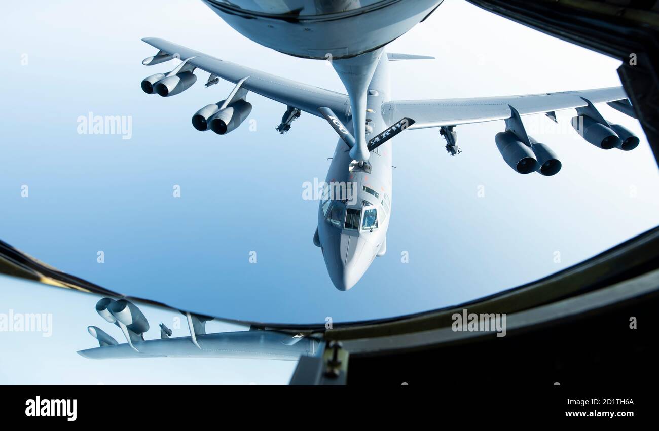 Une stratoforteresse de la Force aérienne américaine B-52H, affectée à la 5e Escadre de la bombe à la base aérienne de Minot, Dakota du Nord, vole sous un KC-135 Stratotanker de la 100e Escadre de ravitaillement en vol, RAF Mildenhall, en Angleterre, après avoir reçu du carburant au-dessus de la mer Méditerranée à l'appui d'une mission de la Force opérationnelle de bombardier en Europe, 16 septembre 2020. Les Stratotankers sont déployés à RAF Fairford, en Angleterre, pour soutenir une formation conjointe et combinée avec les alliés et partenaires des États-Unis. (É.-U. Photo de la Force aérienne par Jennifer Zima) Banque D'Images