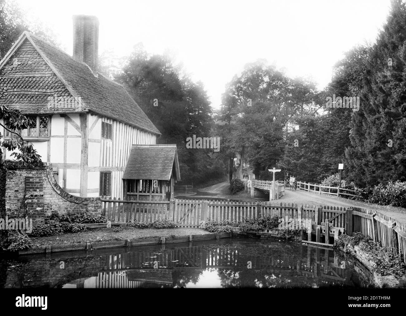 SWAN INN, Newtown, Hampshire. Vue sur l'auberge et le pont au-delà avec la piscine en premier plan. L'auberge date du XVIe siècle et est construite en bois à clous avec des carreaux décoratifs à motifs en écaille de poisson accrochés dans la partie supérieure du pignon. Photographié en 1895 par Henry Taunt. Banque D'Images