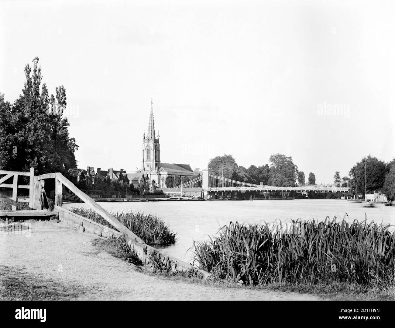 MARLOW, Wycombe, Buckinghamshire. Vue vers l'est le long de la Tamise vers le pont suspendu et l'église paroissiale. Le pont date de la même période (construit entre 1829 et 1832). L'église a été reconstruite en 1832-5 par C F Inwood sur le site d'une église médiévale. Le chœur date de 1875-6 et la flèche et la tour ont été modifiées de nouveau en 1898-9. Photographié en 1885 par Henry Taunt. Banque D'Images