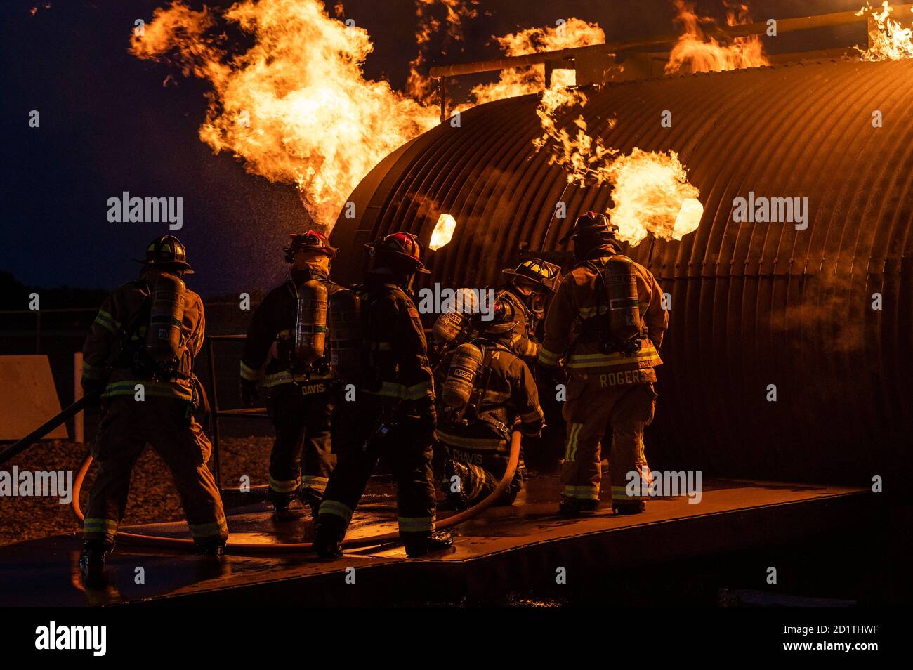 Les pompiers du 436e Escadron de génie civil et de la station 55 de la compagnie de pompiers volontaires Magnolia, du Delaware, se préparent à entrer dans un entraîneur d'incendie d'avion lors d'un exercice d'entraînement à la base aérienne de Douvres, Delaware, le 22 septembre 2020. Les températures à l'intérieur de l'entraîneur d'incendie de l'avion peuvent atteindre 1,500 degrés Fahrenheit. (É.-U. Photo de la Force aérienne par le premier Airman Christopher Quail) Banque D'Images