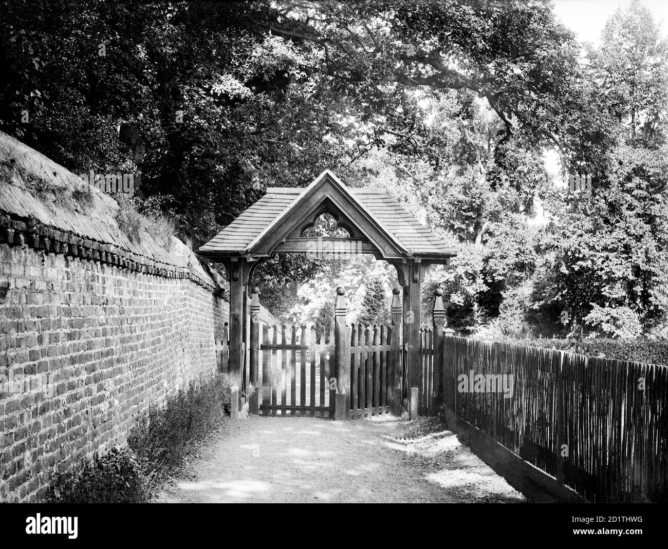 ÉGLISE ST ANDREWS, Sonning, Berkshire. La porte en bois de lych de l'église, construite dans l'époque victorienne, avec une voie étroite derrière. Photographié par Henry Taunt (actif 1860 - 1922). Banque D'Images