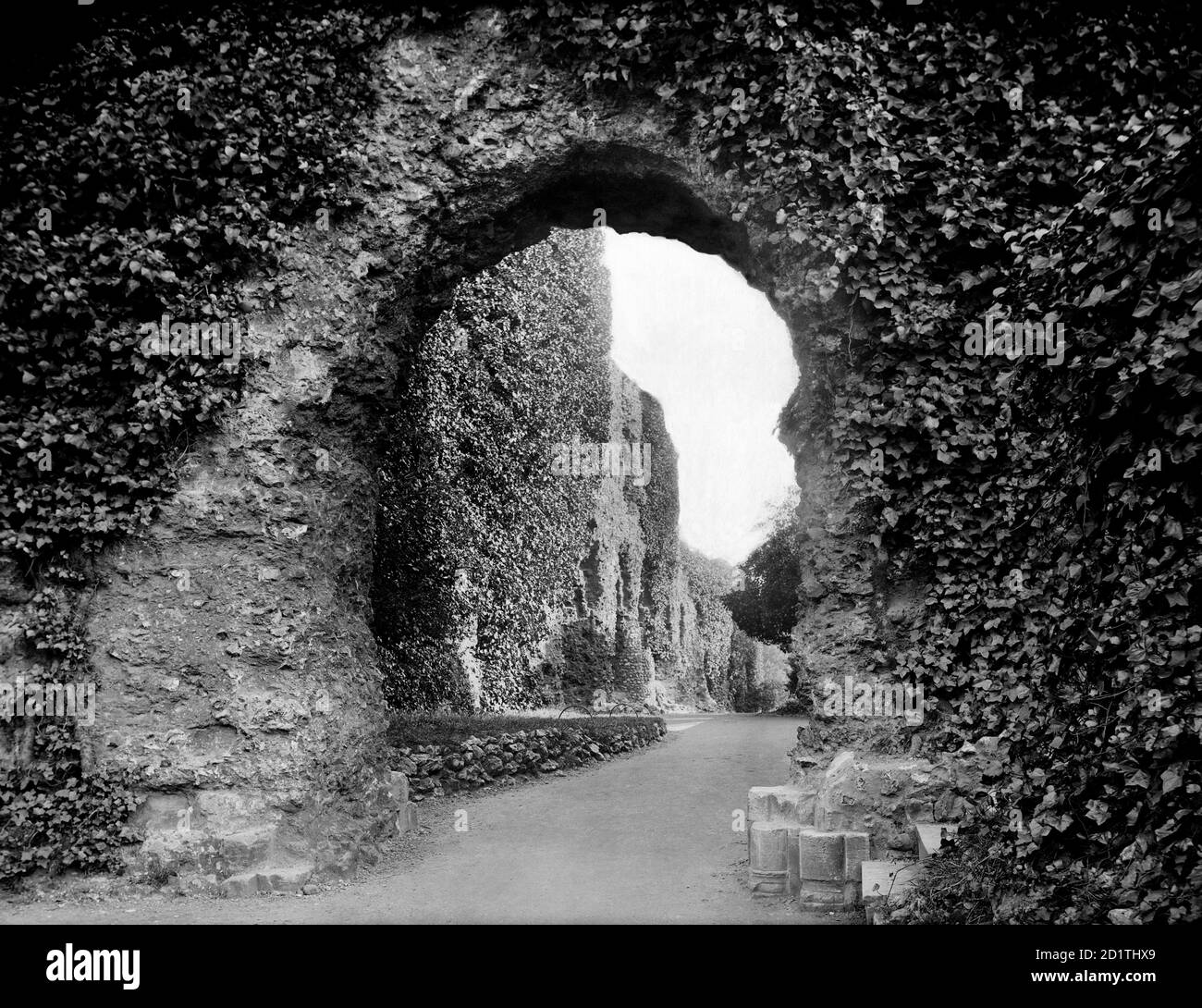 READING ABBEY, Reading Abbey, Berkshire. Les ruines de l'entrée du cloître est en regardant vers le sud. L'abbaye a été fondée par le roi Henry I en 1121. Il devint un palais royal du roi Henri VIII après la dissolution des monastères en 1537. Photographié en 1890 par Henry Taunt. Banque D'Images