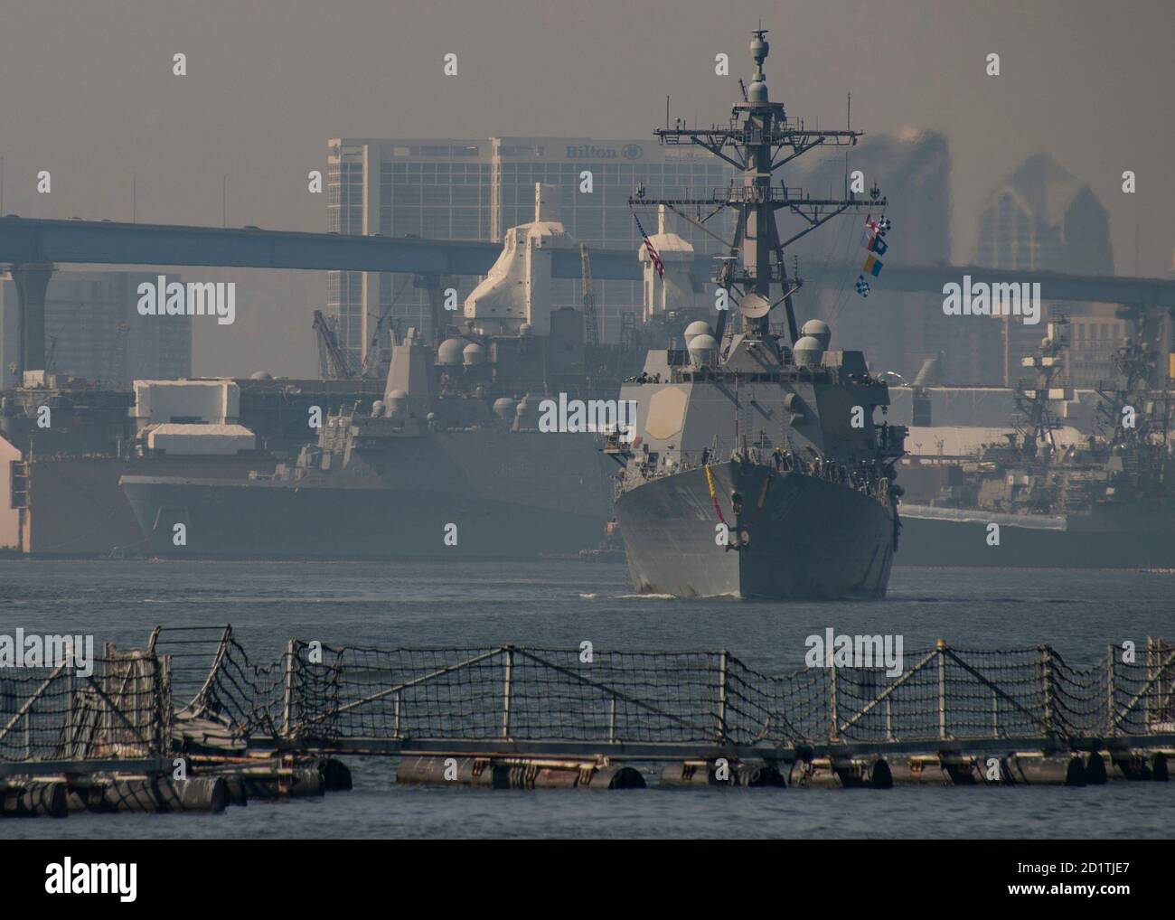 201005-N-OA516-1059 SAN DIEGO (OCT 5, 2020) – le destroyer de missiles guidés de classe Arleigh Burke USS Pinckney (DDG 91) retourne à son homeport de la base navale de San Diego après l'achèvement d'un déploiement de neuf mois. Pendant son déploiement, Pinckney a passé du temps dans les zones d'exploitation de la 4e et de la 7e flotte des États-Unis. (É.-U. Photo de la marine par le spécialiste des communications de masse 3e classe Kevin C. Leitner) Banque D'Images