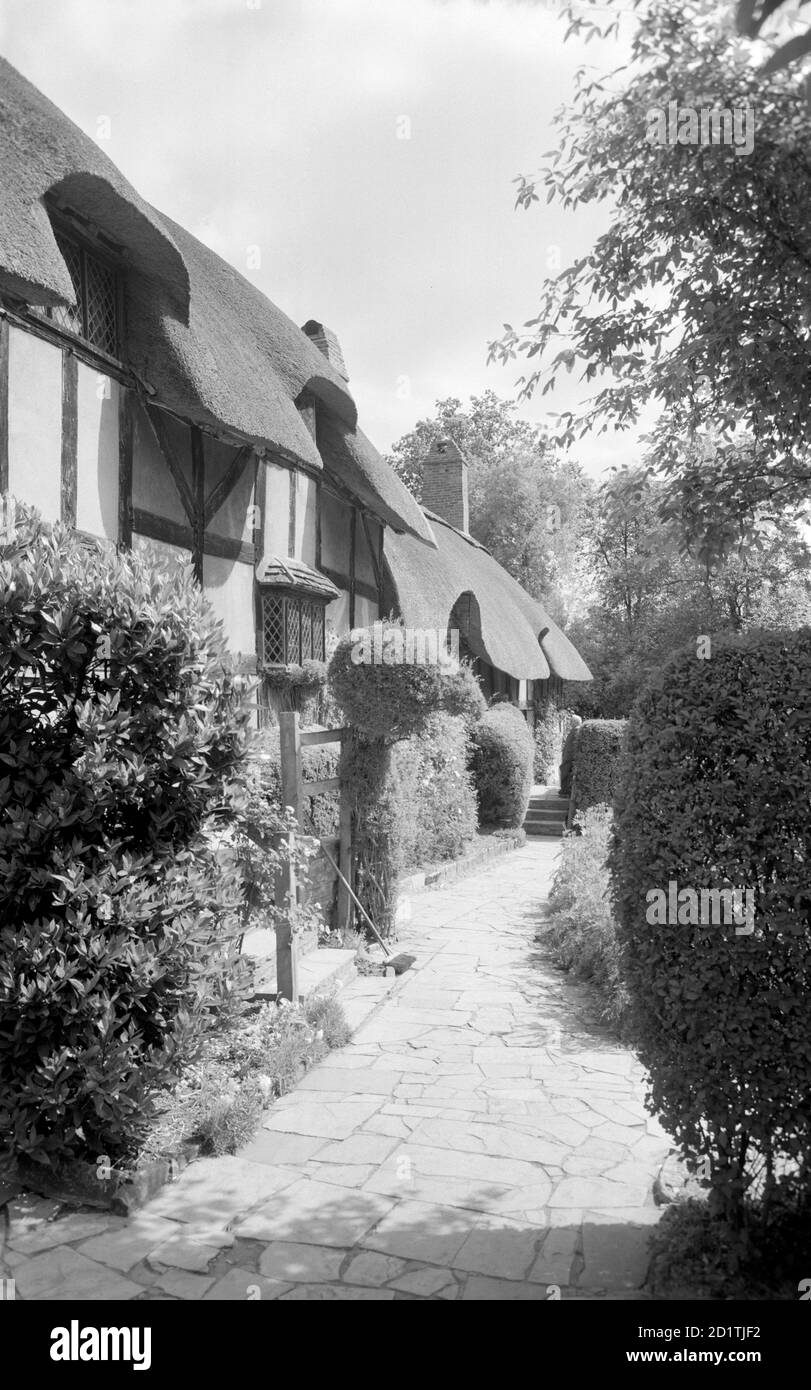 ANNE HATHAWAY'S COTTAGE, Shottery, Stratford-upon-Avon, Warwickshire. Anne Hathaway's Cottage à Stratford-upon-Avon, en regardant le chemin à l'avant du cottage. Cette maison à colombages date en partie du XVe siècle. Photographié par Eric de Mare entre 1945 et 1980. Banque D'Images
