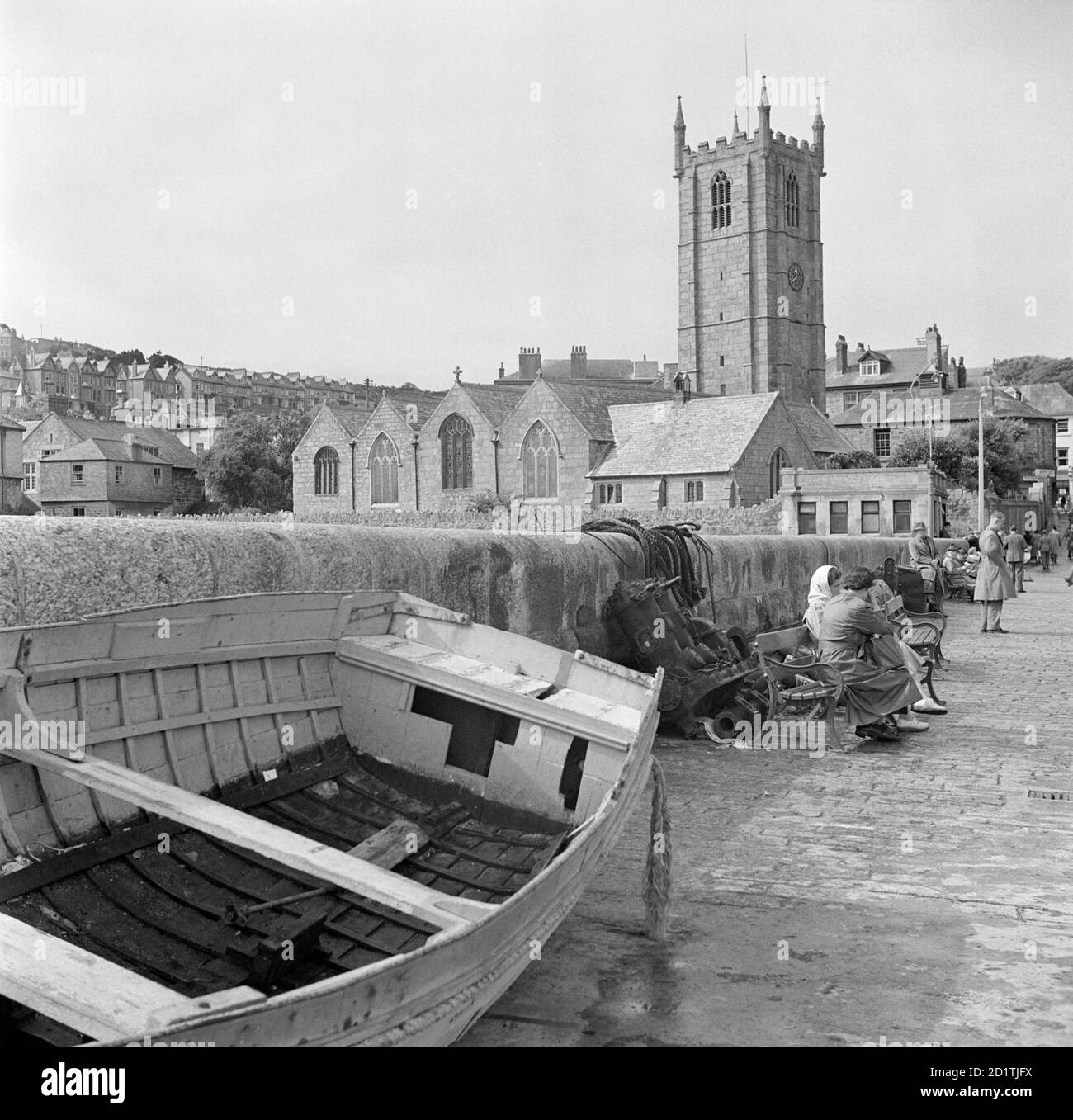 EGLISE ST IA, St Ives, Cornouailles. L'extrémité est de l'église St Ives, datant du début du XVe siècle, vue depuis le port. Un bateau est tiré au premier plan. Photographié par Eric de Mare entre 1945 et 1980. Banque D'Images