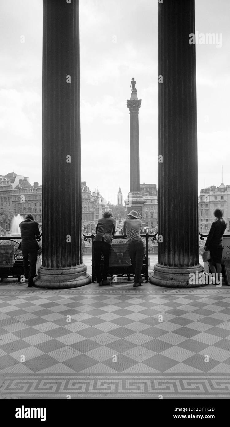 TRAFALGAR SQUARE, Westminster, Grand Londres. Trafalgar Square et Nelson's Column vus du portique de la Galerie nationale. La tour de l'horloge « Big Ben » est visible au loin. Photographié par Eric de Mare entre 1945 et 1980. Banque D'Images