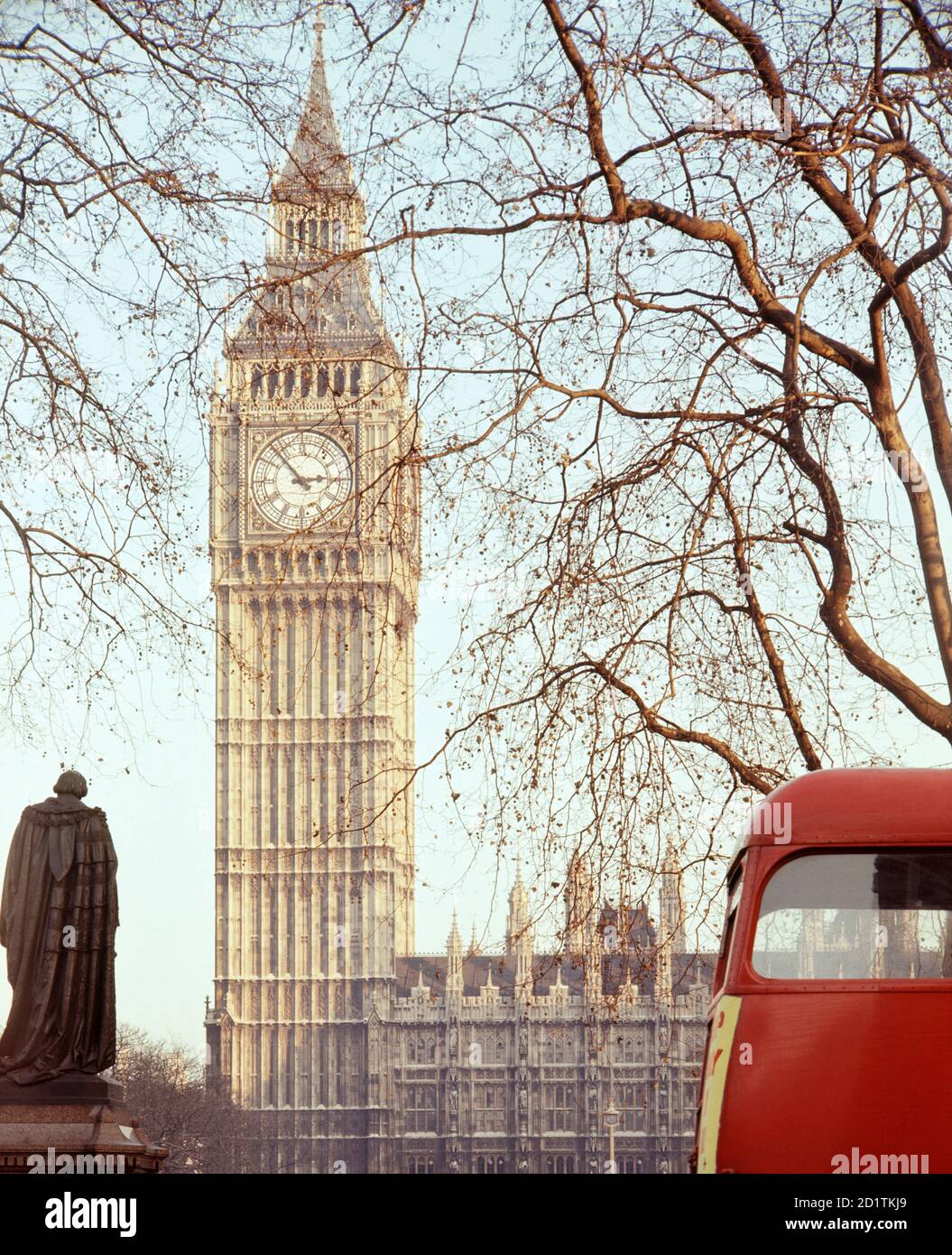 PALAIS DE WESTMINSTER, LONDRES. Tour de l'horloge des chambres du Parlement vue de la place du Parlement. L'immense cloche logée dans la tour de l'horloge et connue sous le nom de Big Ben est entrée en service en 1859. Un bus rouge de Londres passe. Photographié par Eric de Mare entre 1945 et 1980. Banque D'Images PALAIS DE WESTMINSTER, LONDRES. Tour de l'horloge des chambres du Parlement vue de la place du Parlement. L'immense cloche logée dans la tour de l'horloge et connue sous le nom de Big Ben est entrée en service en 1859. Un bus rouge de Londres passe. Photographié par Eric de Mare entre 1945 et 1980. Banque D'Images