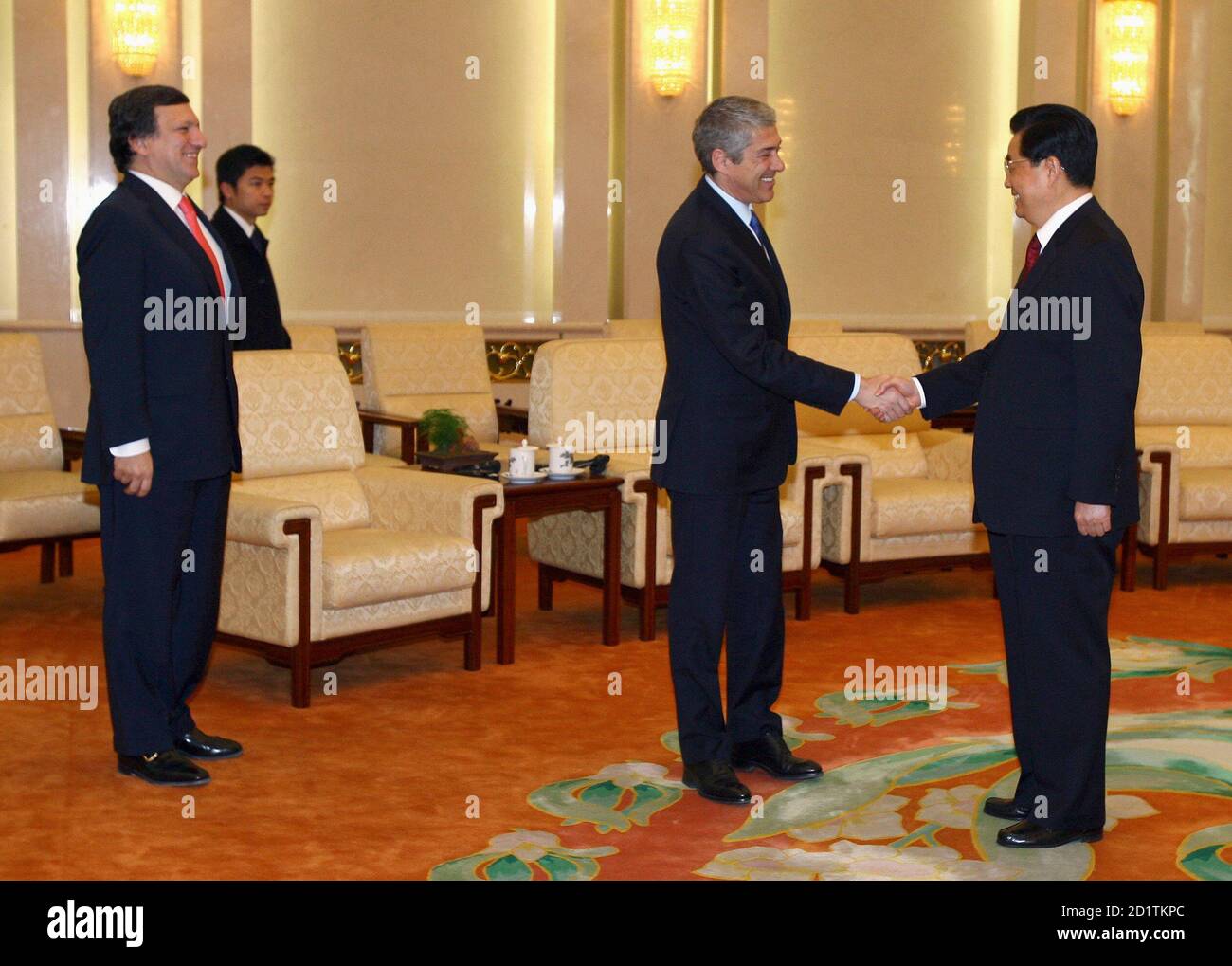 Portugal's Prime Minister and European Union President Jose Socrates (C) shakes hands with China's President Hu Jintao (R), as European Commission President Jose Manuel Barroso (L) waits behind, before their meeting in the Great Hall of the People in Beijing November 28, 2007. REUTERS/David Gray (CHINA) Banque D'Images