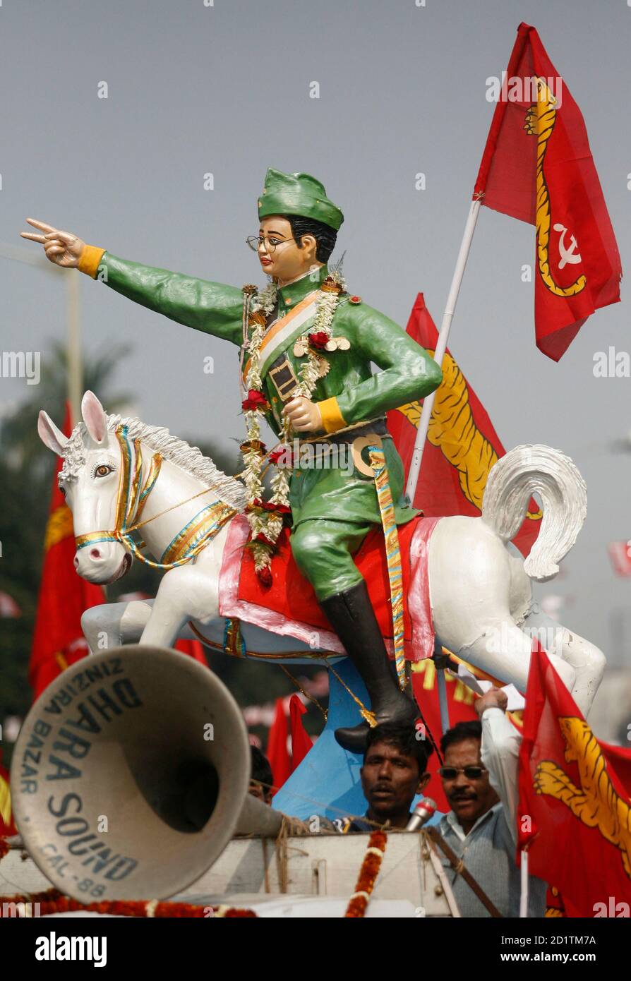 Les militants du parti Forward Bloc criaient des slogans à côté d'une statue du fondateur du parti, Subhas Chandra Bose, un patriote indien célèbre et leader à la fin des années 1930 et 1940, dans la ville indienne de Kolkata, dans l'est du pays, le 23 janvier 2008. Des millions d'Indiens vénèrent Bose, qui a dirigé l'armée nationale indienne rebelle contre la domination coloniale britannique en alliance avec les Japonais pendant la Seconde Guerre mondiale, et son anniversaire le 23 janvier est célébré comme un jour férié dans son état natal, le Bengale occidental. REUTERS/Jayanta Shaw (INDE) Banque D'Images