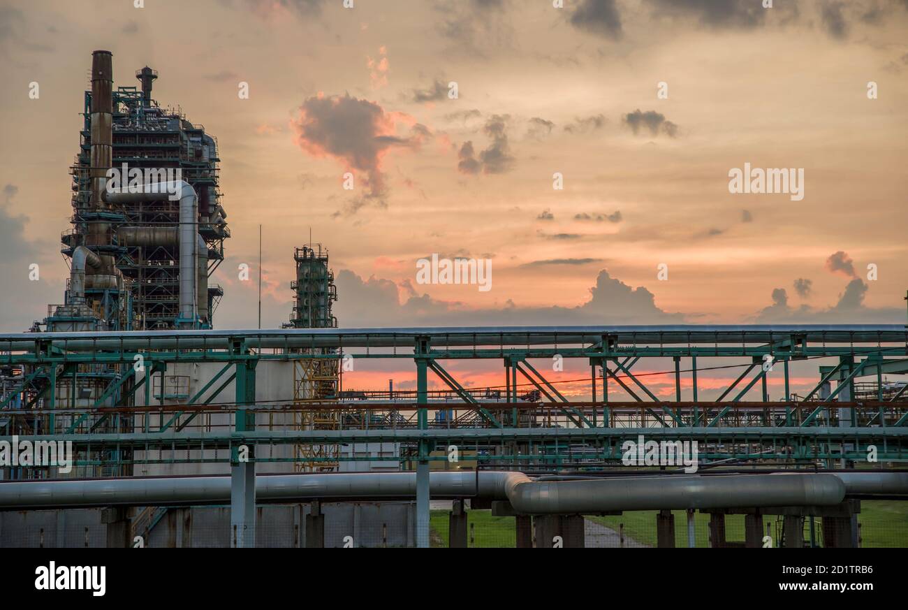 Tour de raffinerie dans une usine pétrochimique à ciel nuageux. Après le coucher du soleil. Banque D'Images