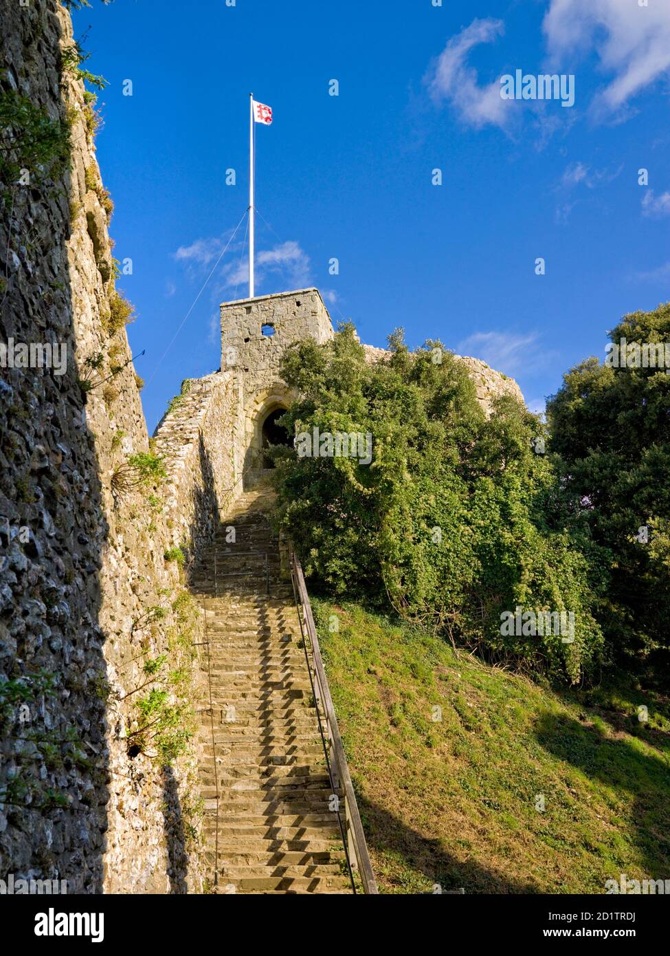 CHÂTEAU DE CARISBROOKE, île de Wight. Vue en haut des escaliers jusqu'au Keep avec le drapeau volant. Banque D'Images