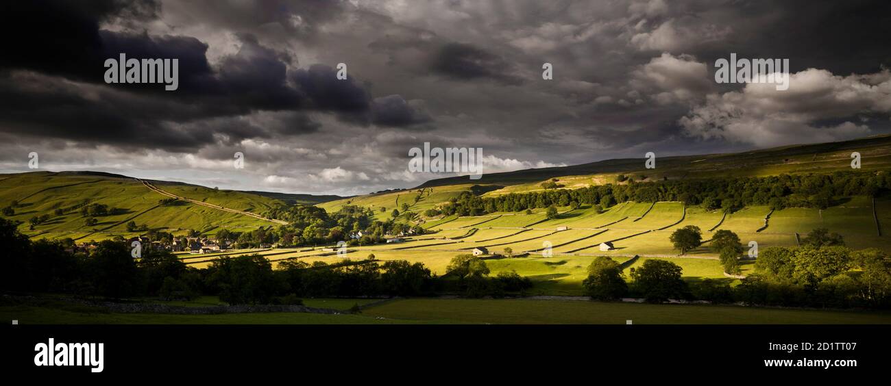 KETTLEWELL, Yorkshire du Nord. Vue générale des granges dans le paysage. Banque D'Images