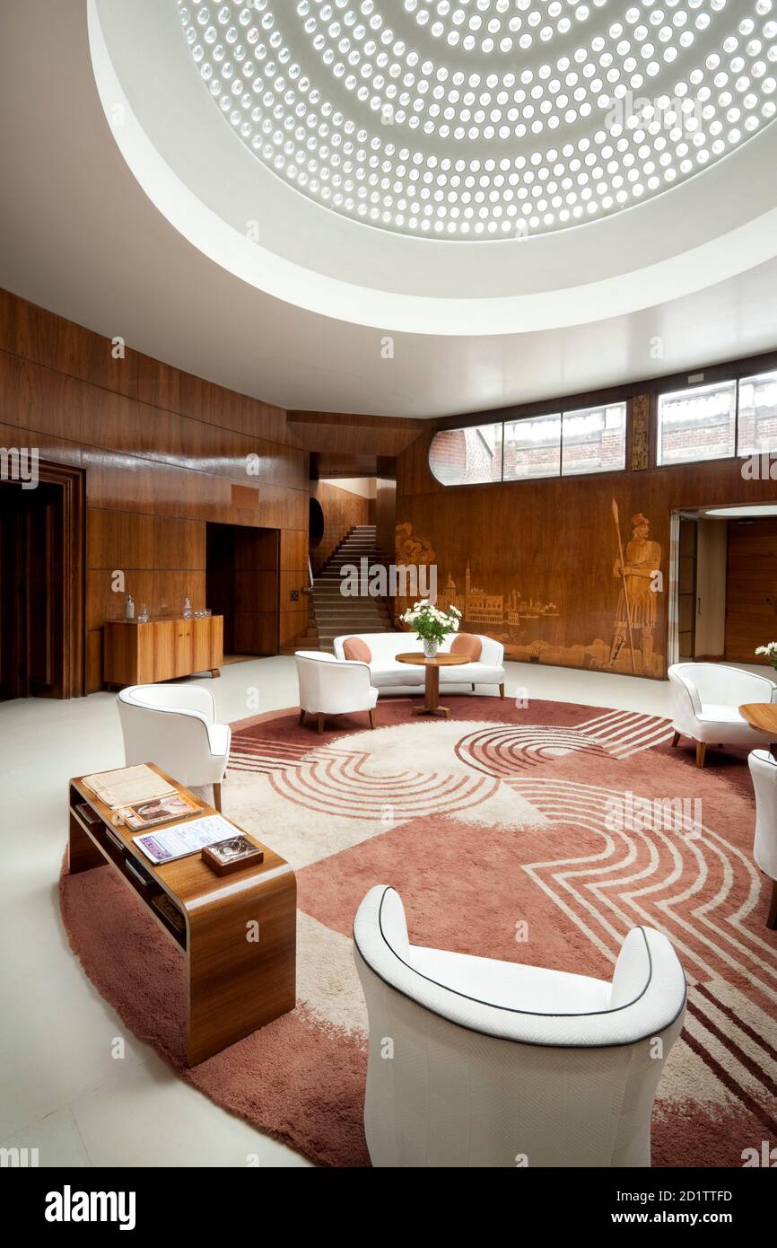 ELTHAM PALACE, Londres. Vue de l'intérieur. Le hall d'entrée avec meubles Engstromer et tapis Dorn. Banque D'Images