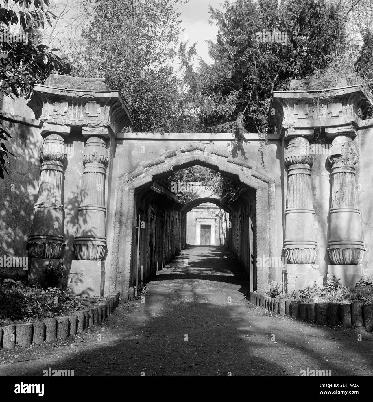 CIMETIÈRE HIGHGATE, Hampstead, Londres. L'entrée de l'avenue égyptienne dans le cimetière ouest. Photographié par John gay en 1993. Banque D'Images