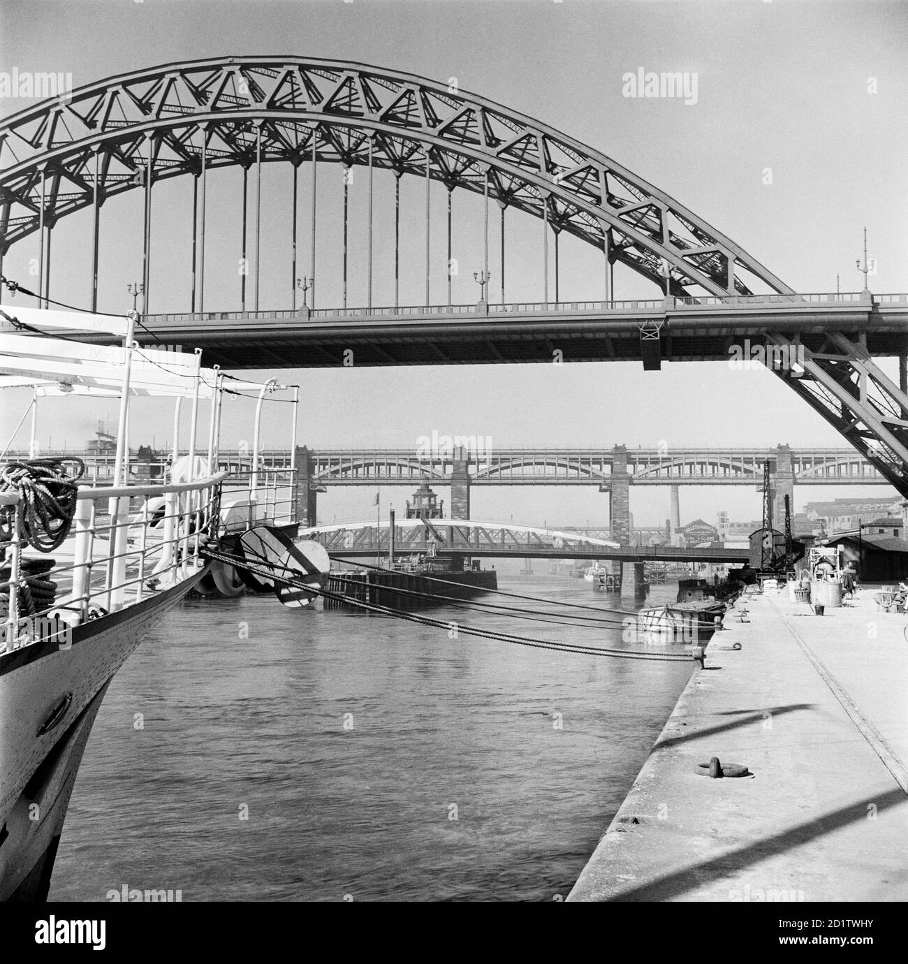 LES PONTS TYNE, Newcastle upon Tyne. Une vue depuis le quai de Newcastle du pont Tyne ouvert en 1928 par le roi George V. au loin, le pont Swing conçu par William Armstrong et le pont High Level conçu par Robert Stephenson sont visibles. Photographié en 1955 par Eric de Mare. Banque D'Images